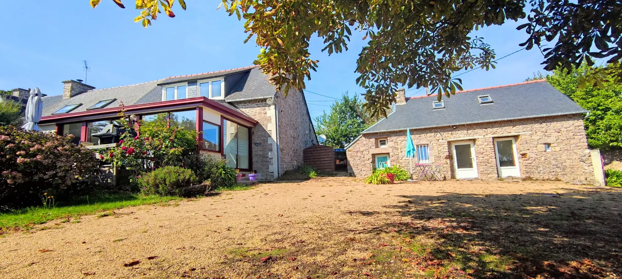 Maison en pierre avec gîte à Plehedel en Bretagne, environnement paisible 