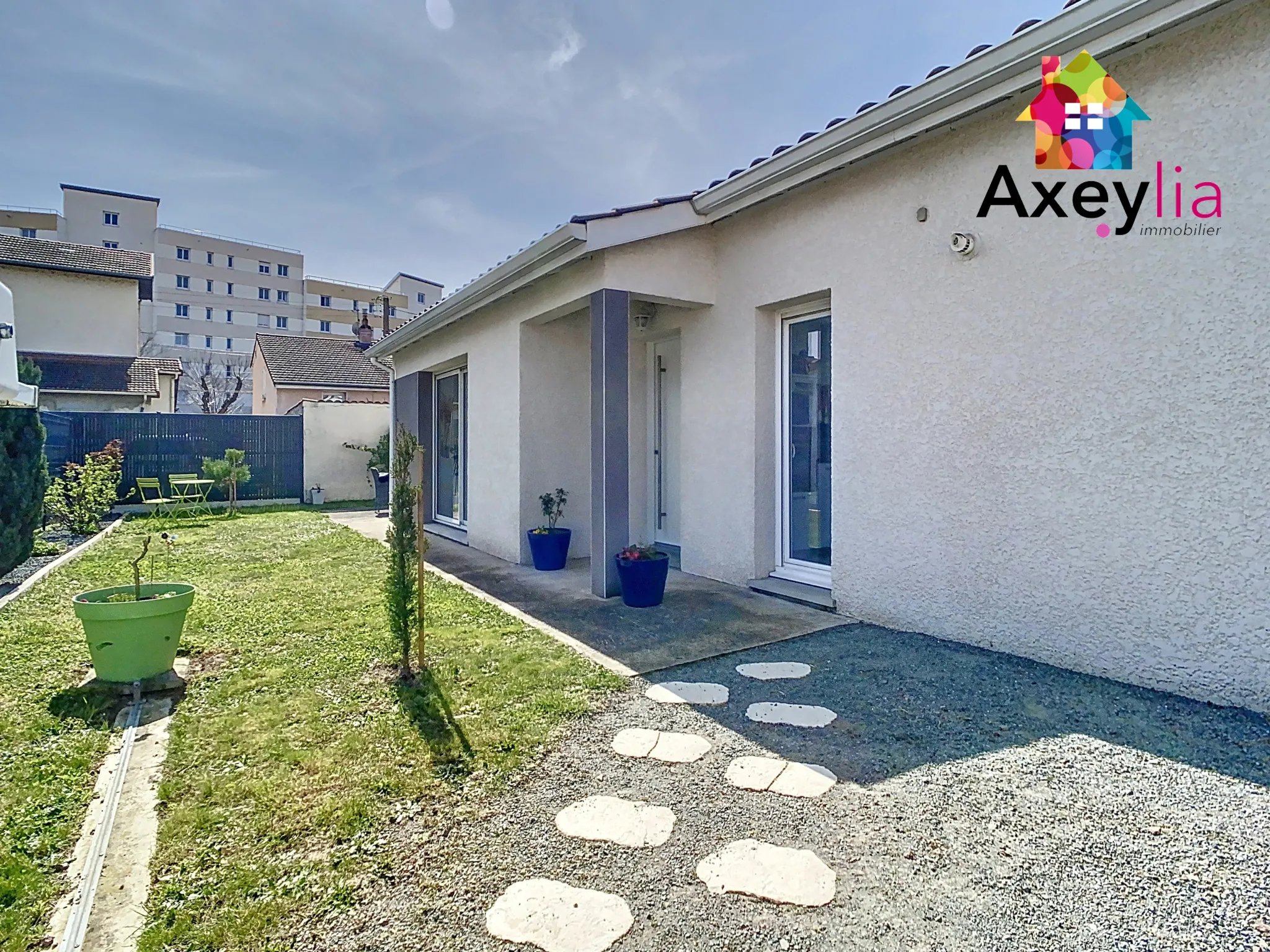 Maison de plain-pied à Roanne proche centre-ville, 3 chambres, terrasse, garage, construction 2015 