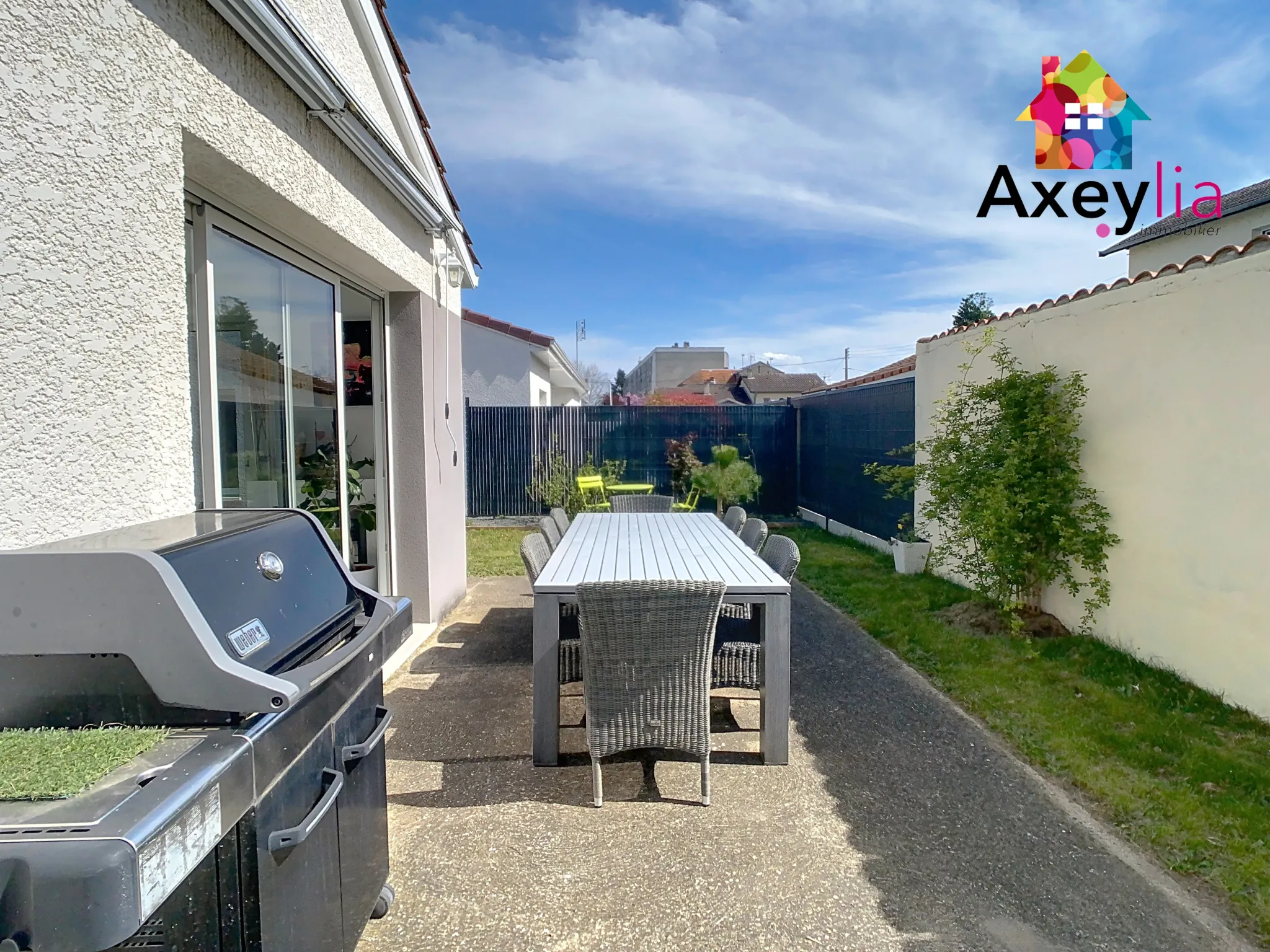 Maison de plain-pied à Roanne proche centre-ville, 3 chambres, terrasse, garage, construction 2015 