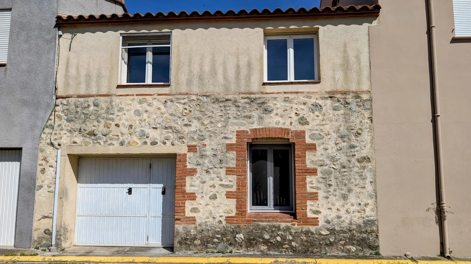 Jolie maison de village traversante avec cour, garage et 3 chambres à Saint-Jean-Lasseille 