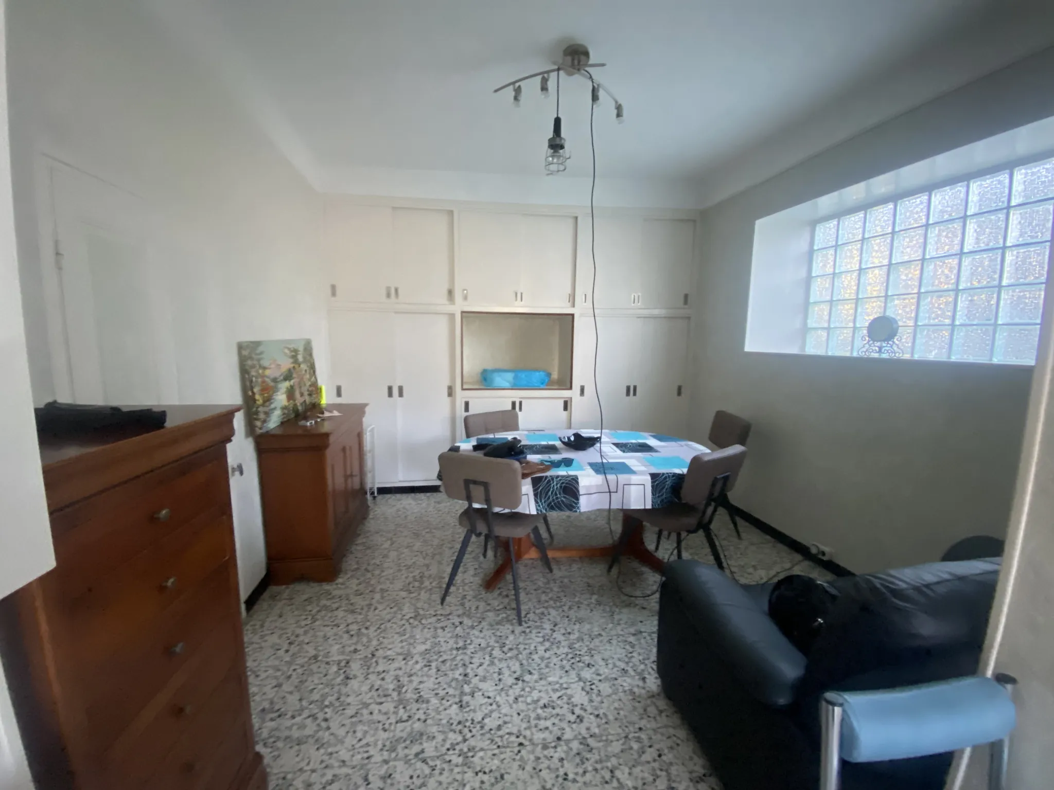 Maison à rénover avec vue dégagée à Nîmes, 1157 m² de terrain 