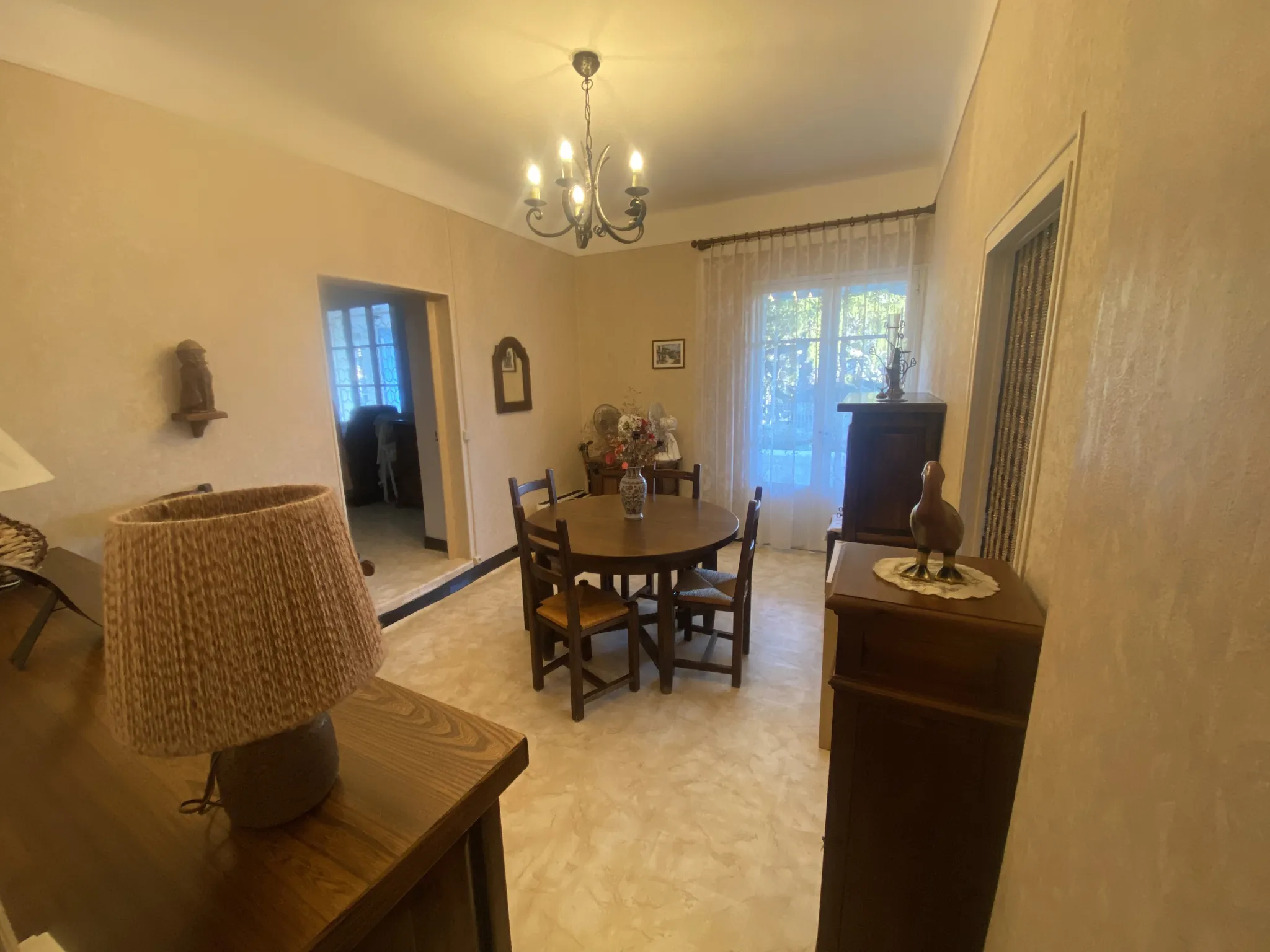 Maison à rénover avec vue dégagée à Nîmes, 1157 m² de terrain 