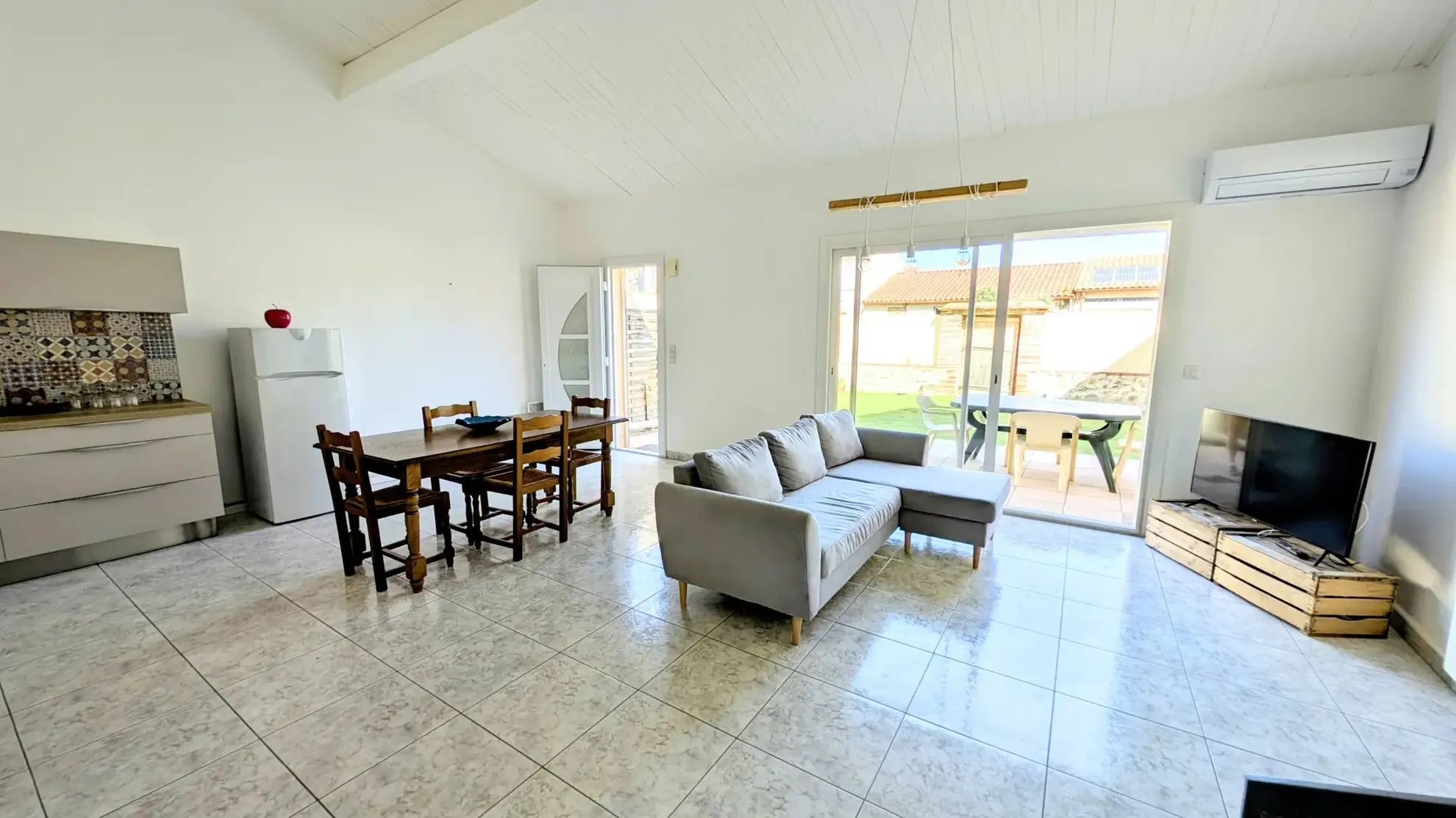 Jolie maison de village traversante avec cour, garage et 3 chambres à Saint-Jean-Lasseille