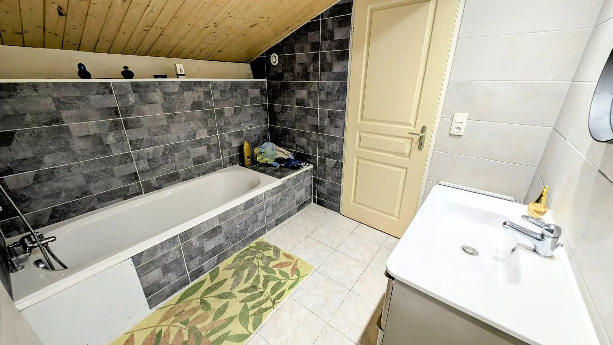 Jolie maison de village traversante avec cour, garage et 3 chambres à Saint-Jean-Lasseille 