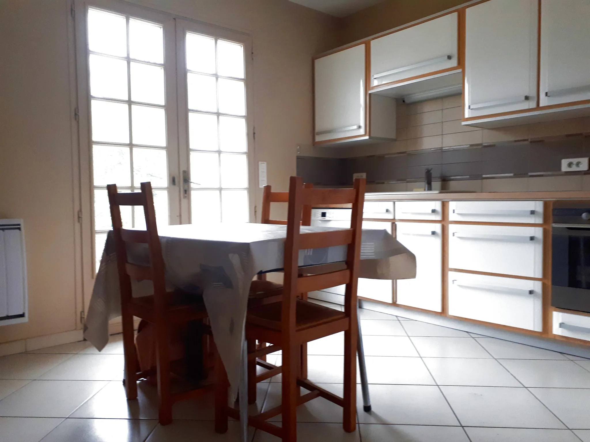 Maison lumineuse avec 6 chambres, studio et terrasse à Les Ormes - Charente 