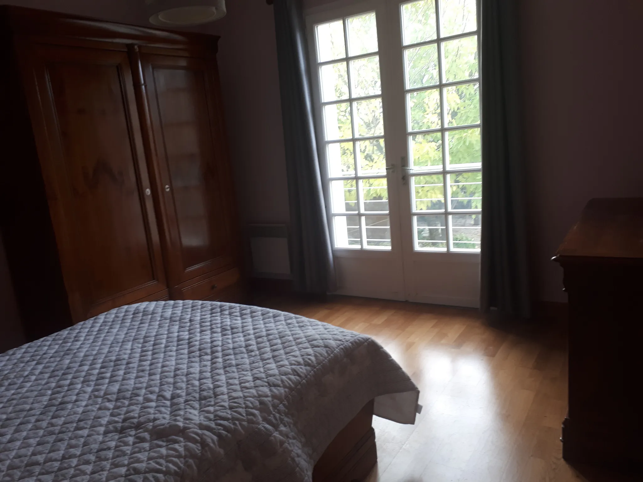 Maison lumineuse avec 6 chambres, studio et terrasse à Les Ormes - Charente 