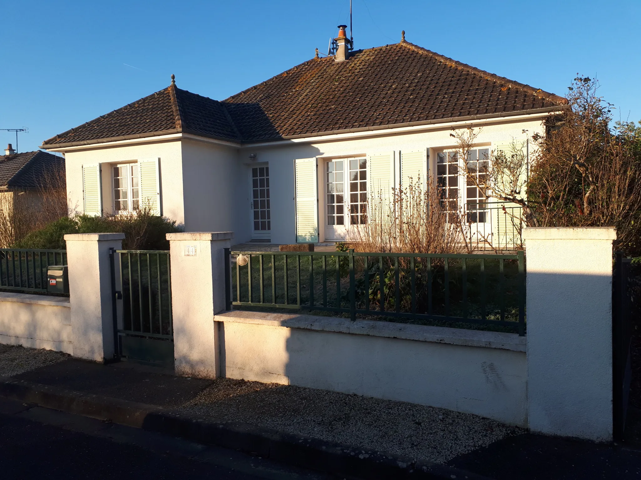 Maison lumineuse avec 6 chambres, studio et terrasse à Les Ormes - Charente 