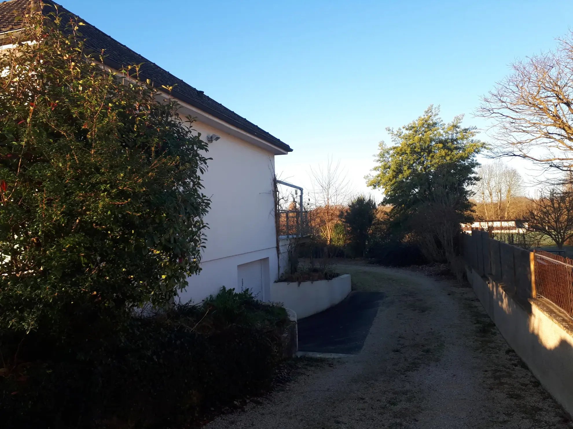 Maison lumineuse avec 6 chambres, studio et terrasse à Les Ormes - Charente 