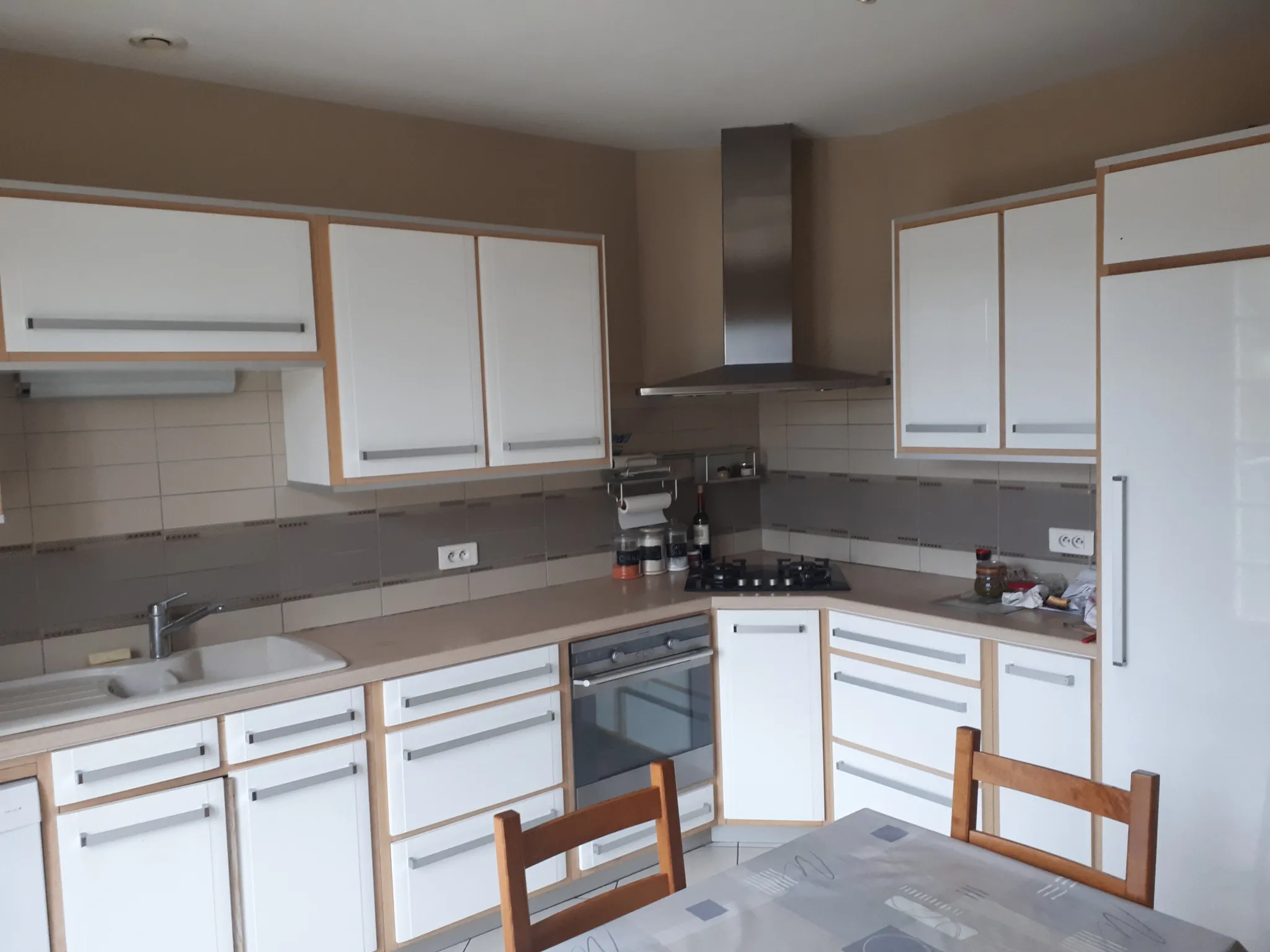 Maison lumineuse avec 6 chambres, studio et terrasse à Les Ormes - Charente 