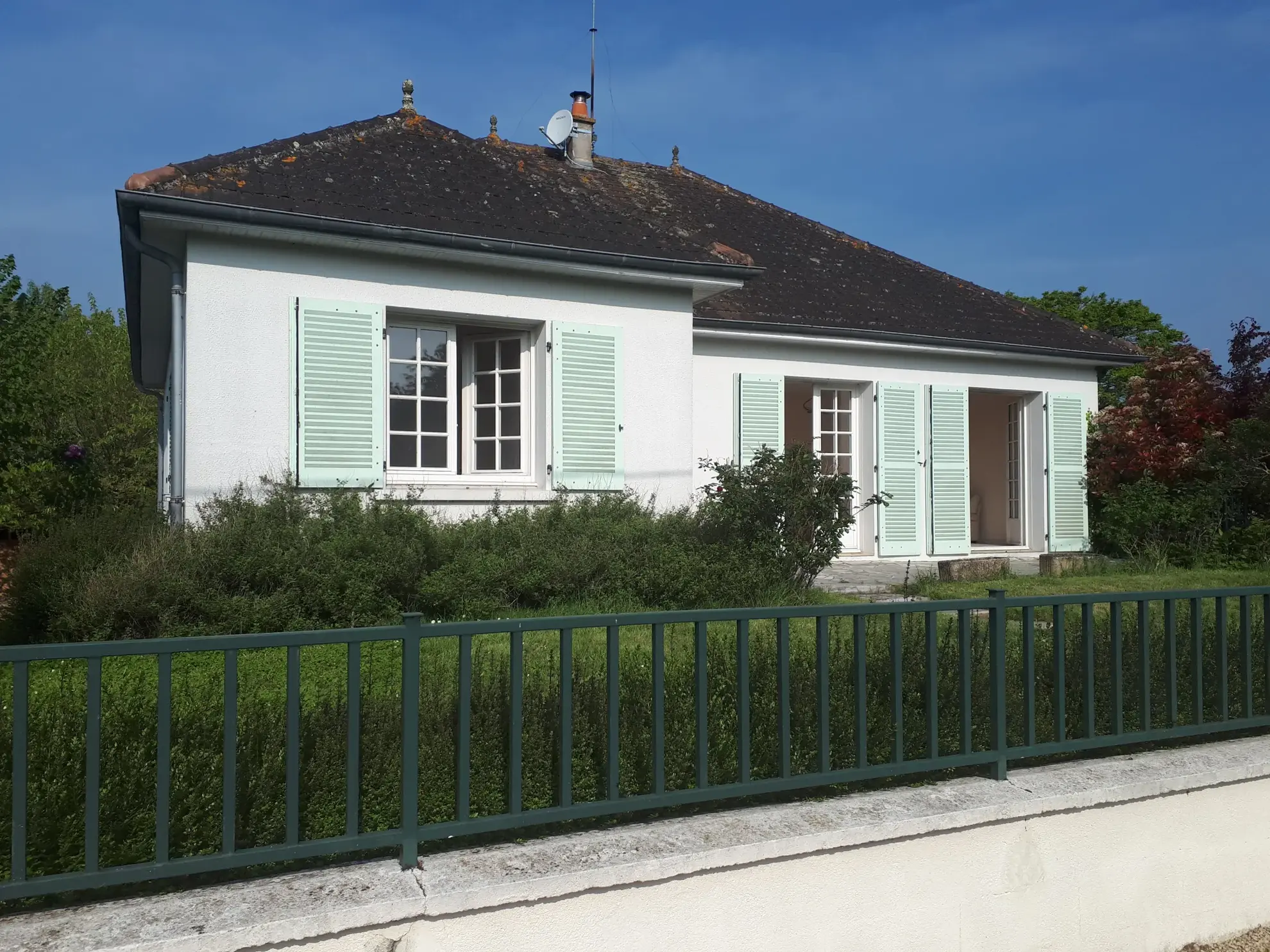 Maison lumineuse avec 6 chambres, studio et terrasse à Les Ormes - Charente 