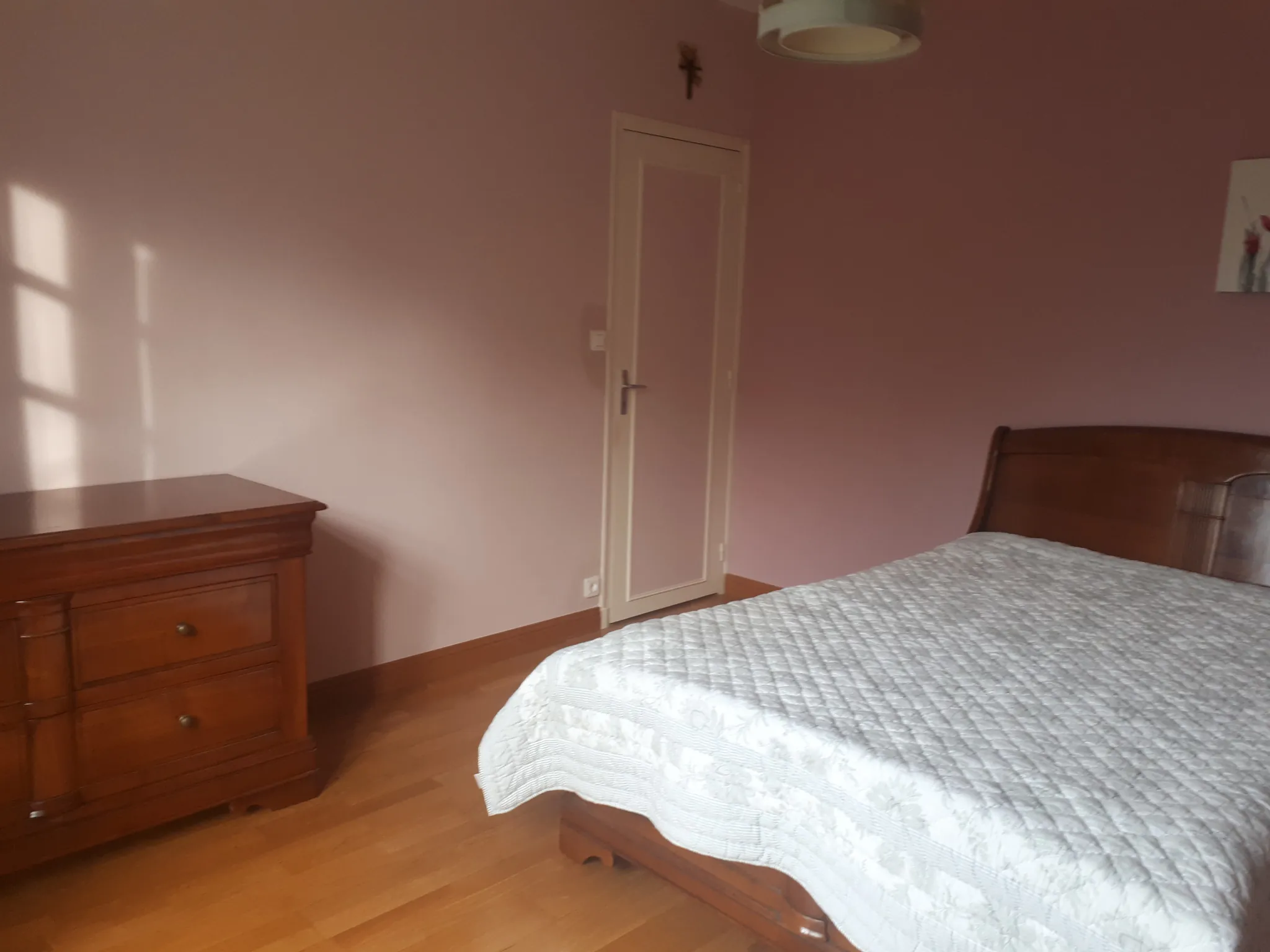 Maison lumineuse avec 6 chambres, studio et terrasse à Les Ormes - Charente 