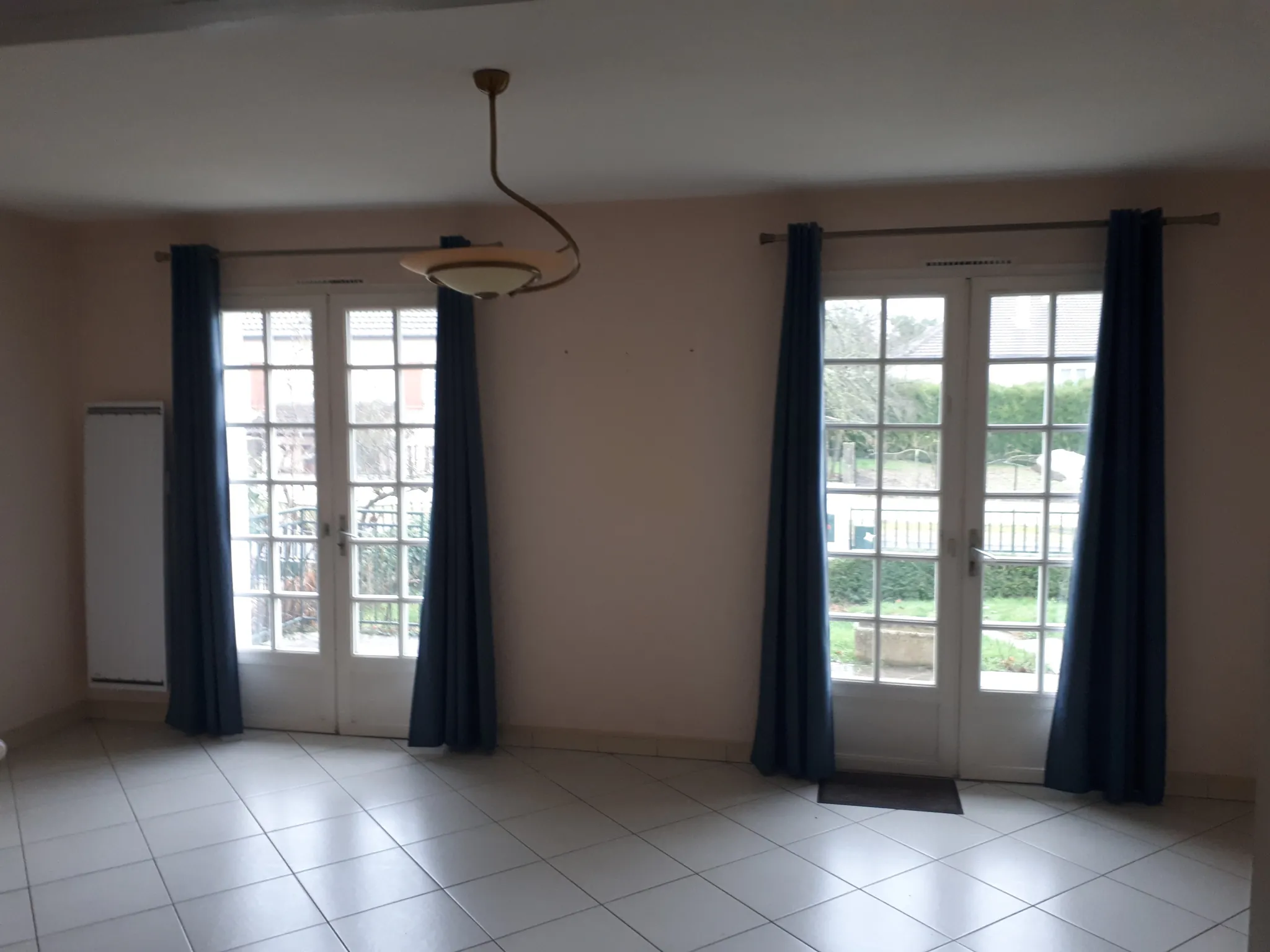 Maison lumineuse avec 6 chambres, studio et terrasse à Les Ormes - Charente 