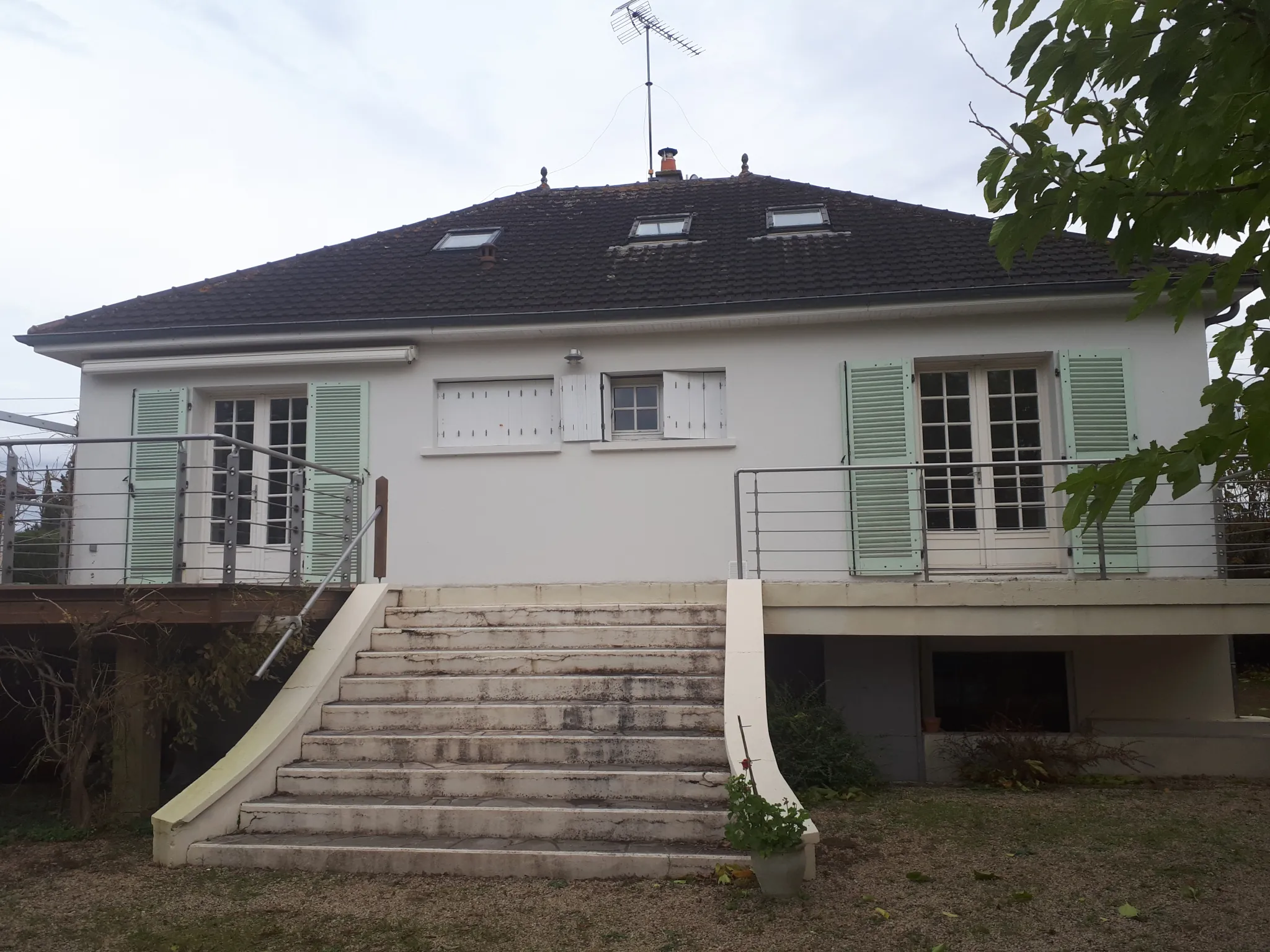 Maison lumineuse avec 6 chambres, studio et terrasse à Les Ormes - Charente 
