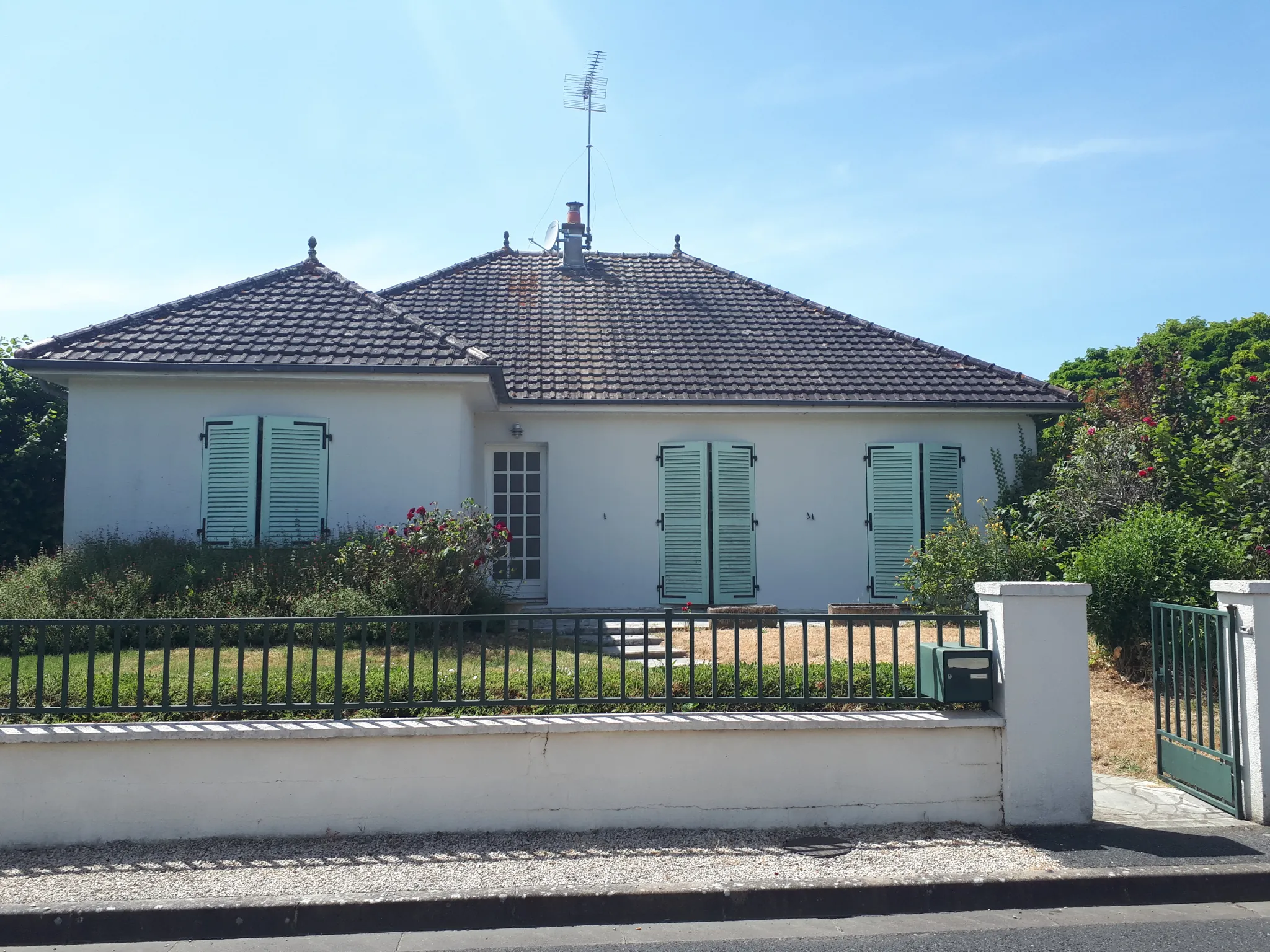 Maison lumineuse avec 6 chambres, studio et terrasse à Les Ormes - Charente 