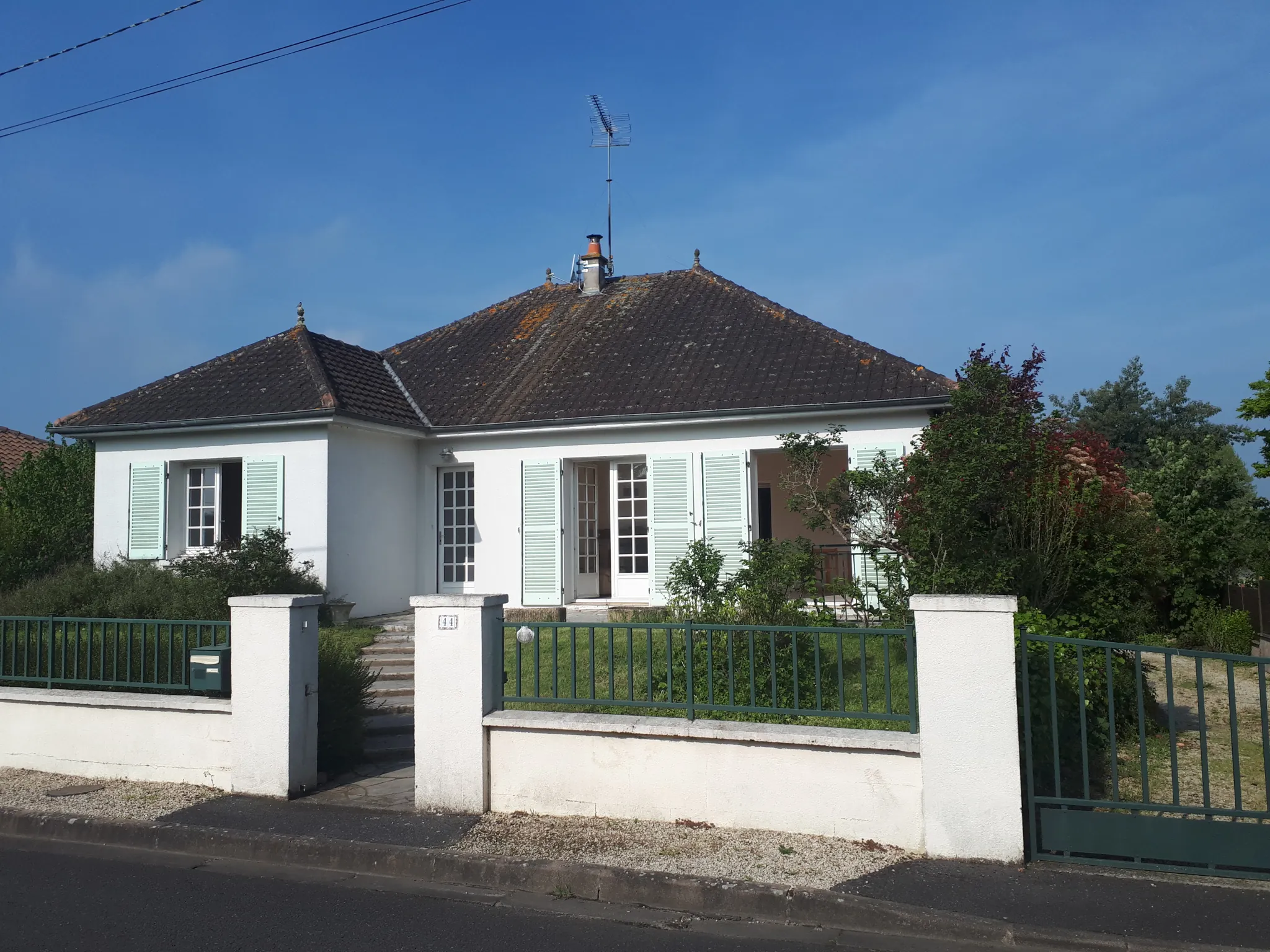 Maison lumineuse avec 6 chambres, studio et terrasse à Les Ormes - Charente 