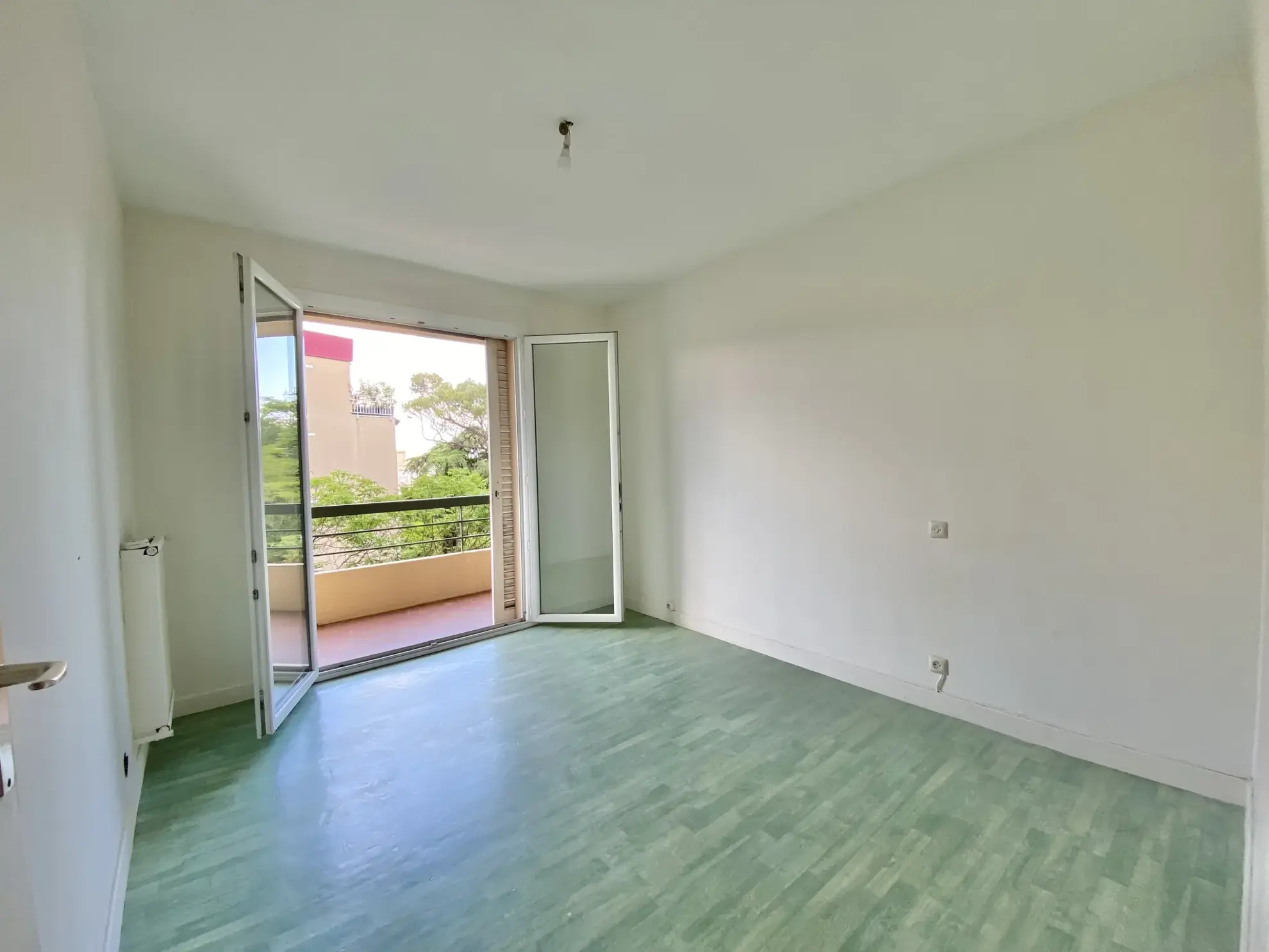 Spacieux appartement de 4 pièces avec terrasse à Nîmes, Quartier Jardins de la Fontaine 