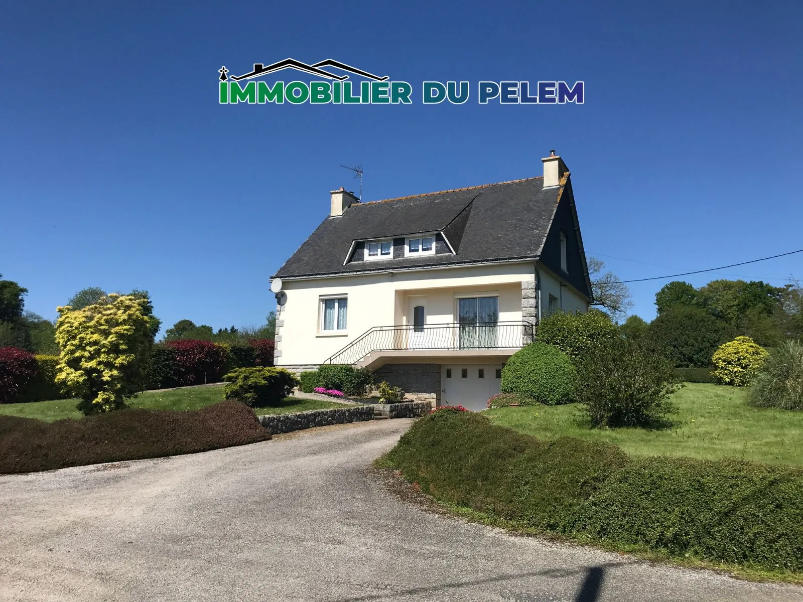 Maison familiale en campagne avec hangar et grands volumes à Saint Nicolas du Pelem