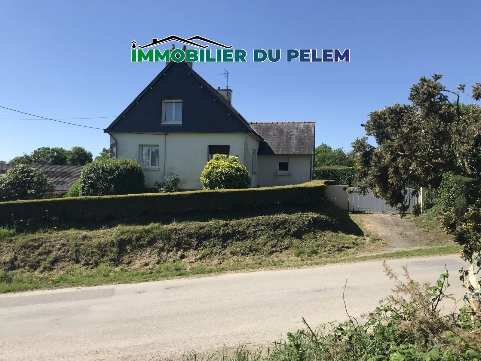 Maison familiale en campagne avec hangar et grands volumes à Saint Nicolas du Pelem 