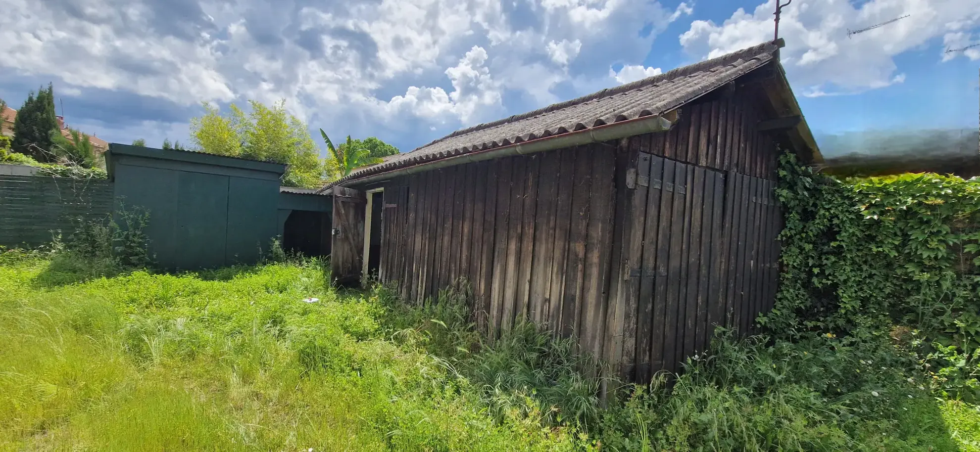 Maison de ville en pierre avec jardin, garage et travaux à prévoir à Saint Symphorien 