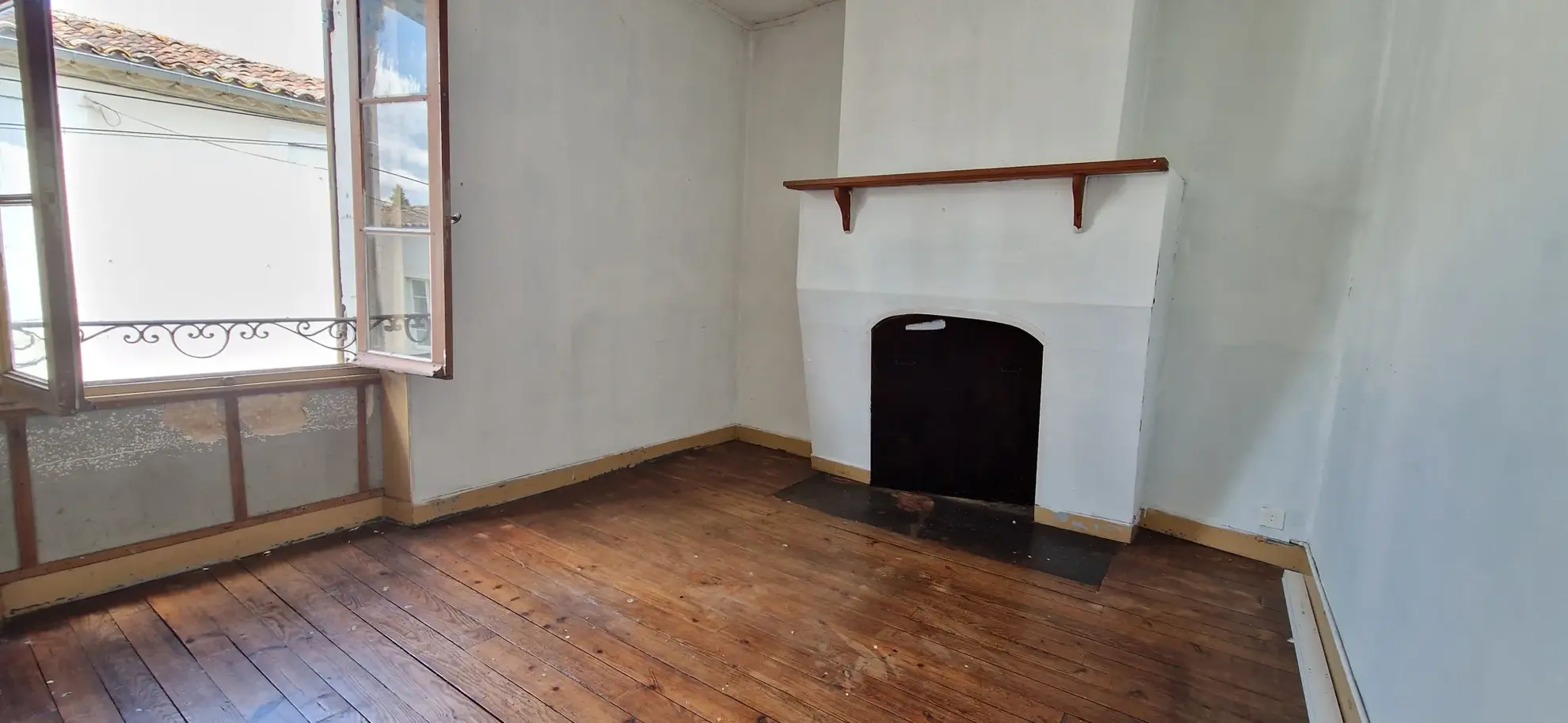 Maison de ville en pierre avec jardin, garage et travaux à prévoir à Saint Symphorien 