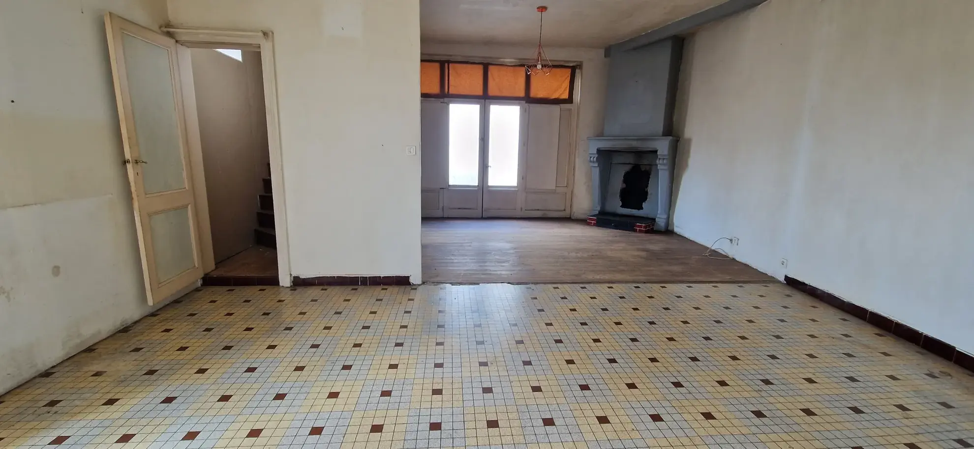 Maison de ville en pierre avec jardin, garage et travaux à prévoir à Saint Symphorien 