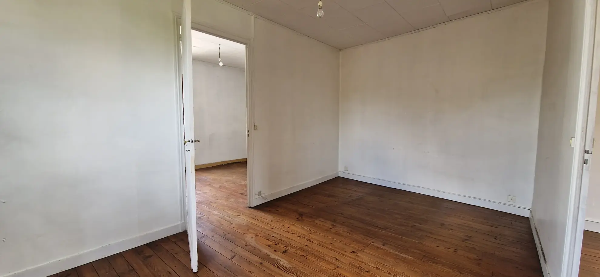 Maison de ville en pierre avec jardin, garage et travaux à prévoir à Saint Symphorien 