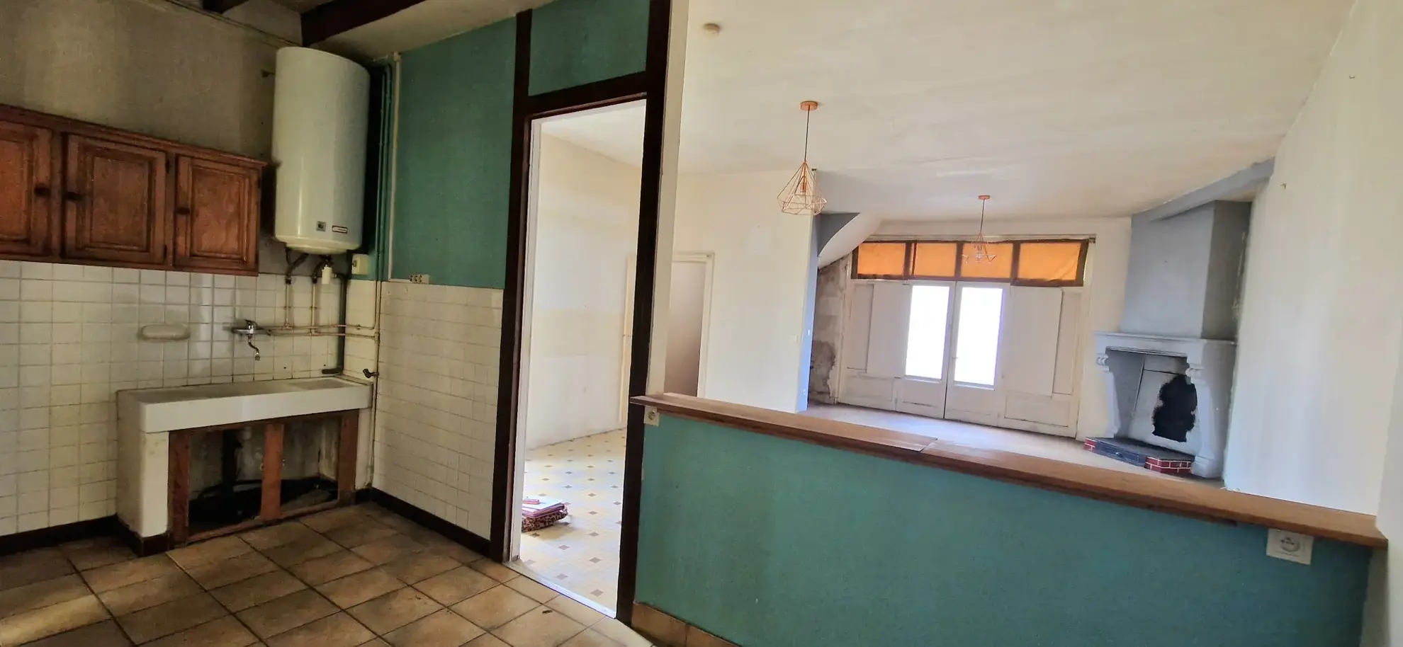 Maison de ville en pierre avec jardin, garage et travaux à prévoir à Saint Symphorien 