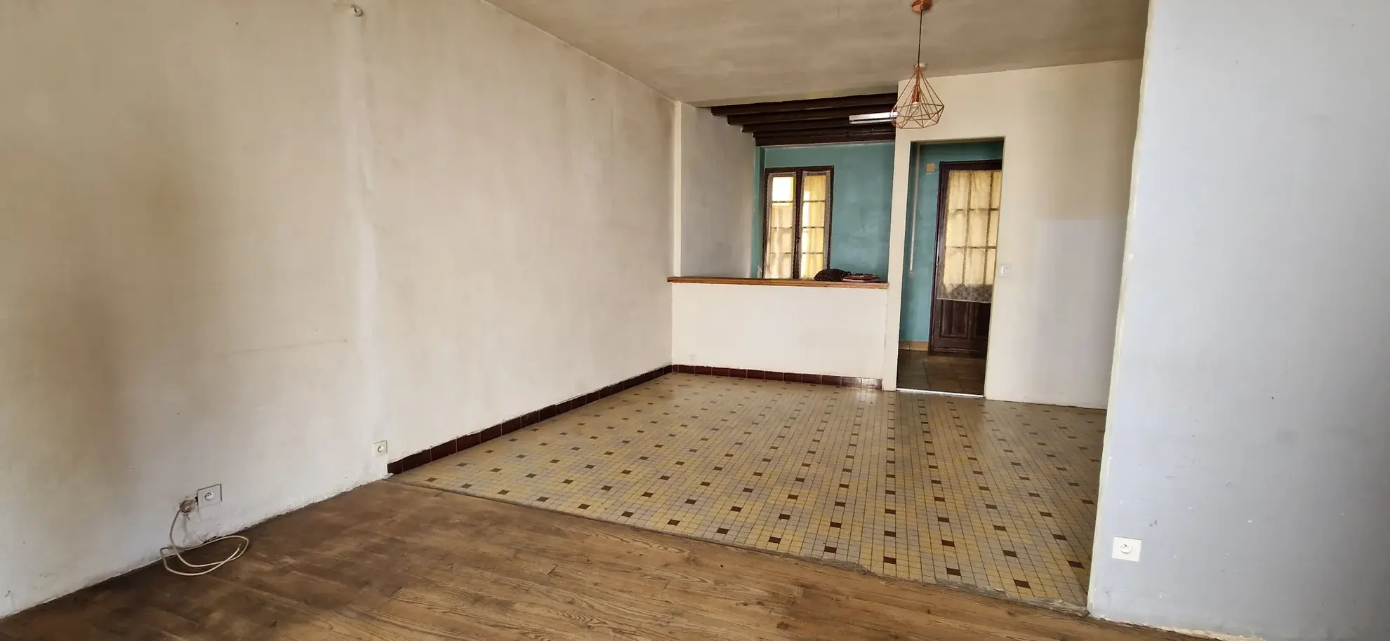 Maison de ville en pierre avec jardin, garage et travaux à prévoir à Saint Symphorien 