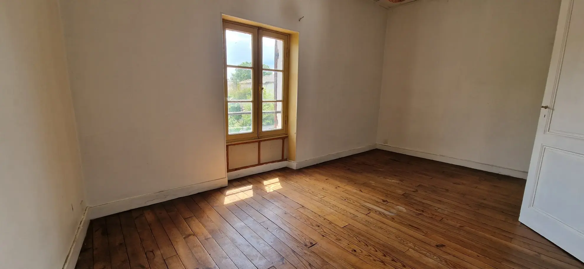 Maison de ville en pierre avec jardin, garage et travaux à prévoir à Saint Symphorien 