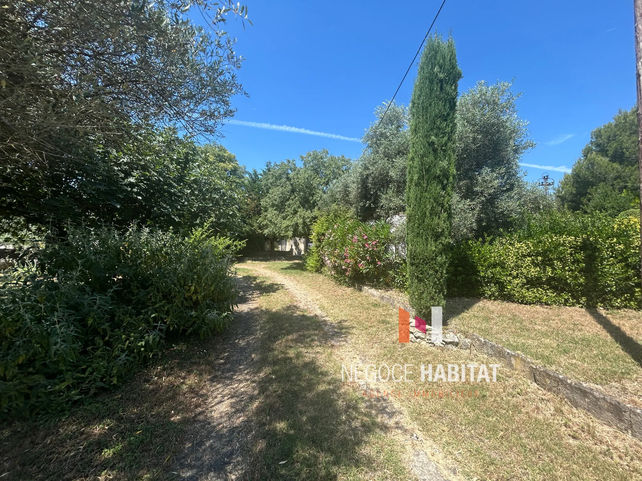 Maison à rénover avec grand potentiel à Sommières, 1443 m² de terrain 