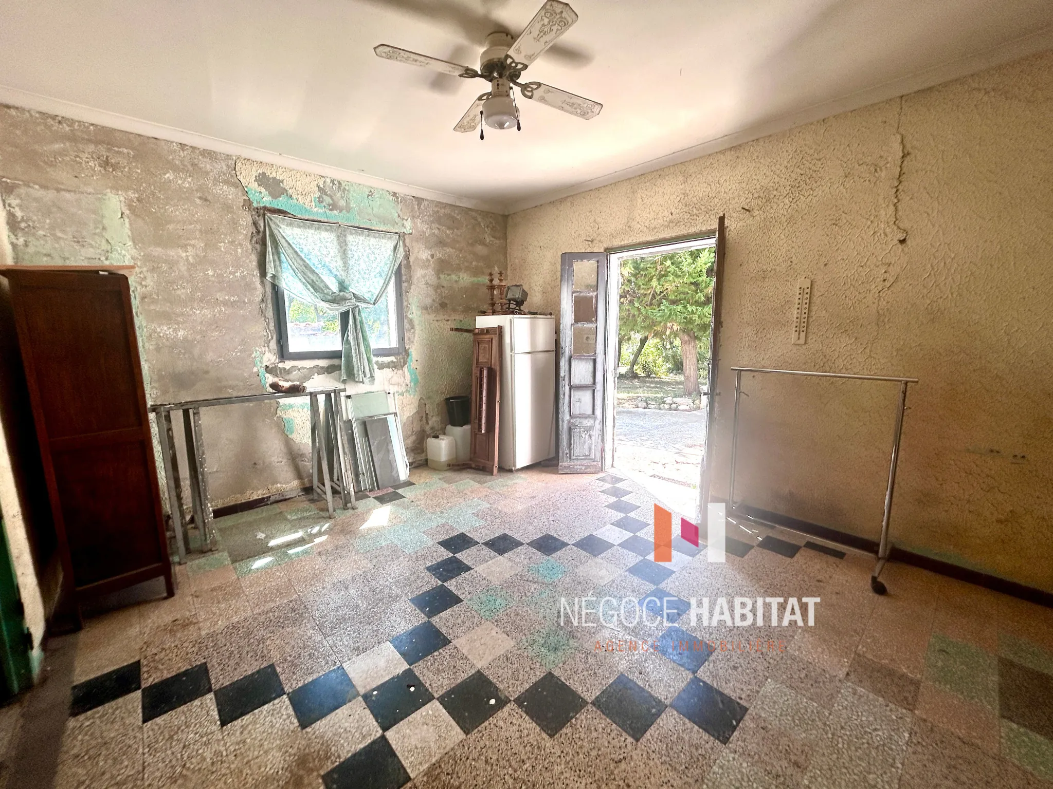 Maison à rénover avec grand potentiel à Sommières, 1443 m² de terrain 