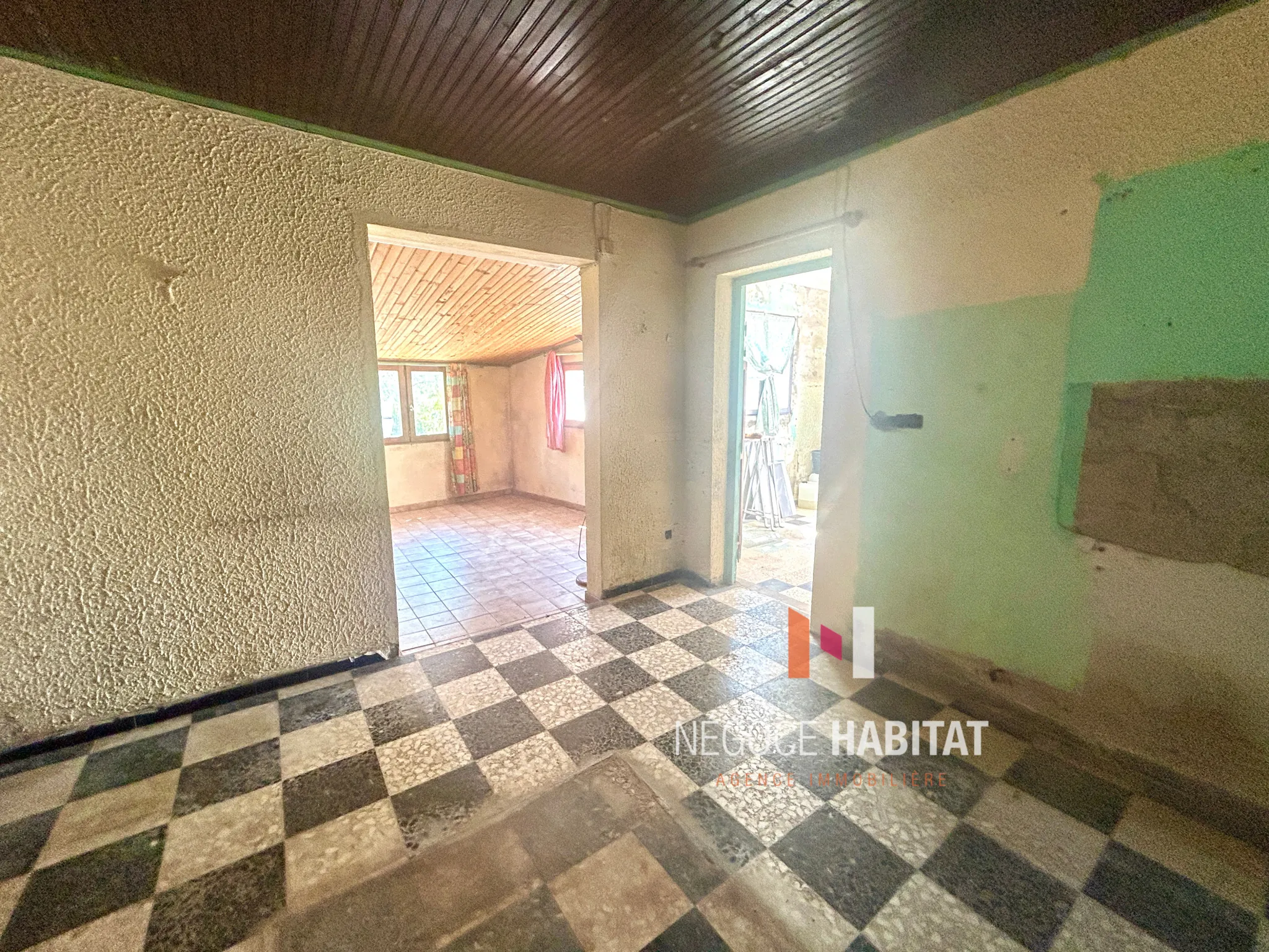 Maison à rénover avec grand potentiel à Sommières, 1443 m² de terrain 