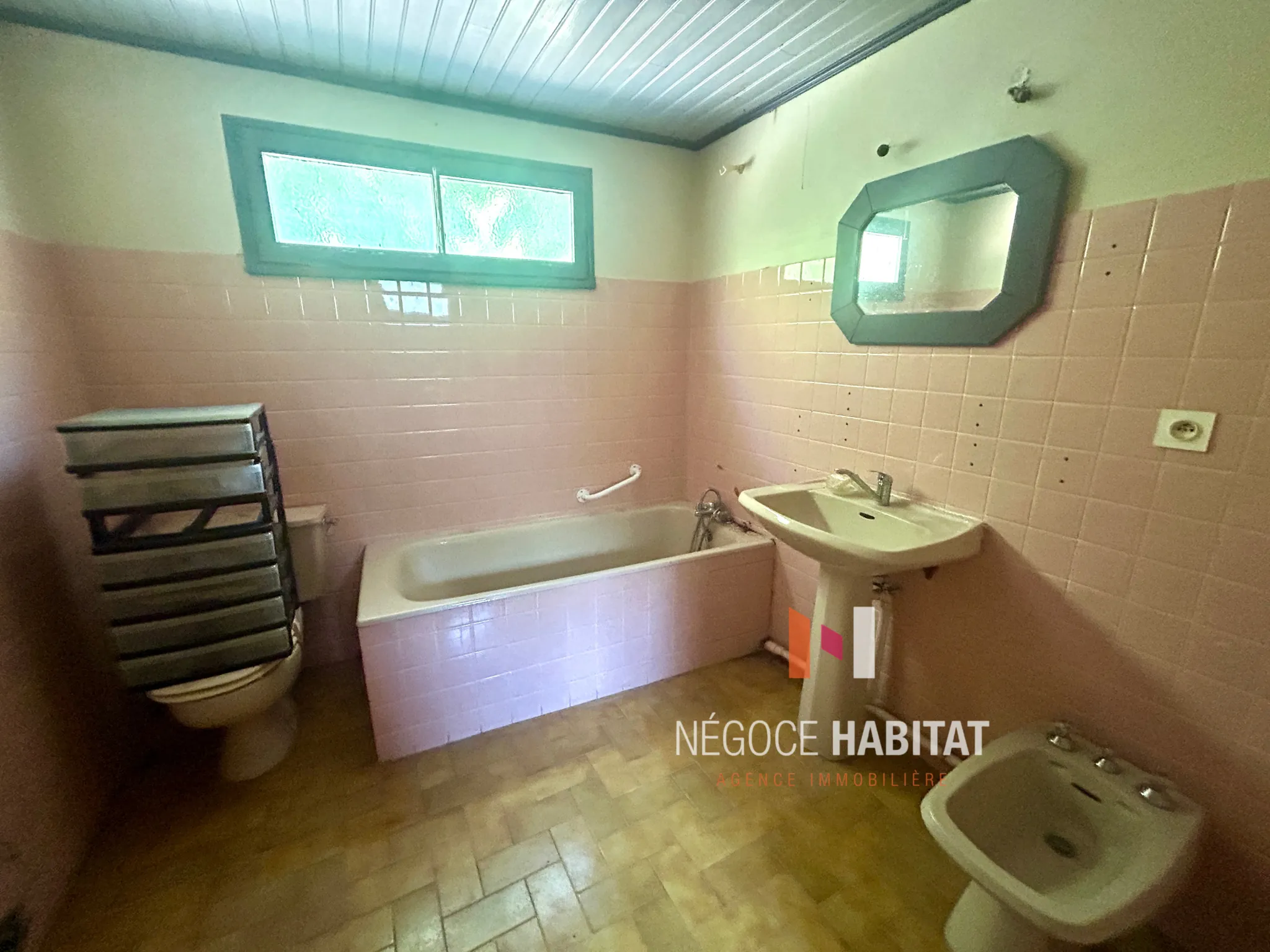 Maison à rénover avec grand potentiel à Sommières, 1443 m² de terrain 