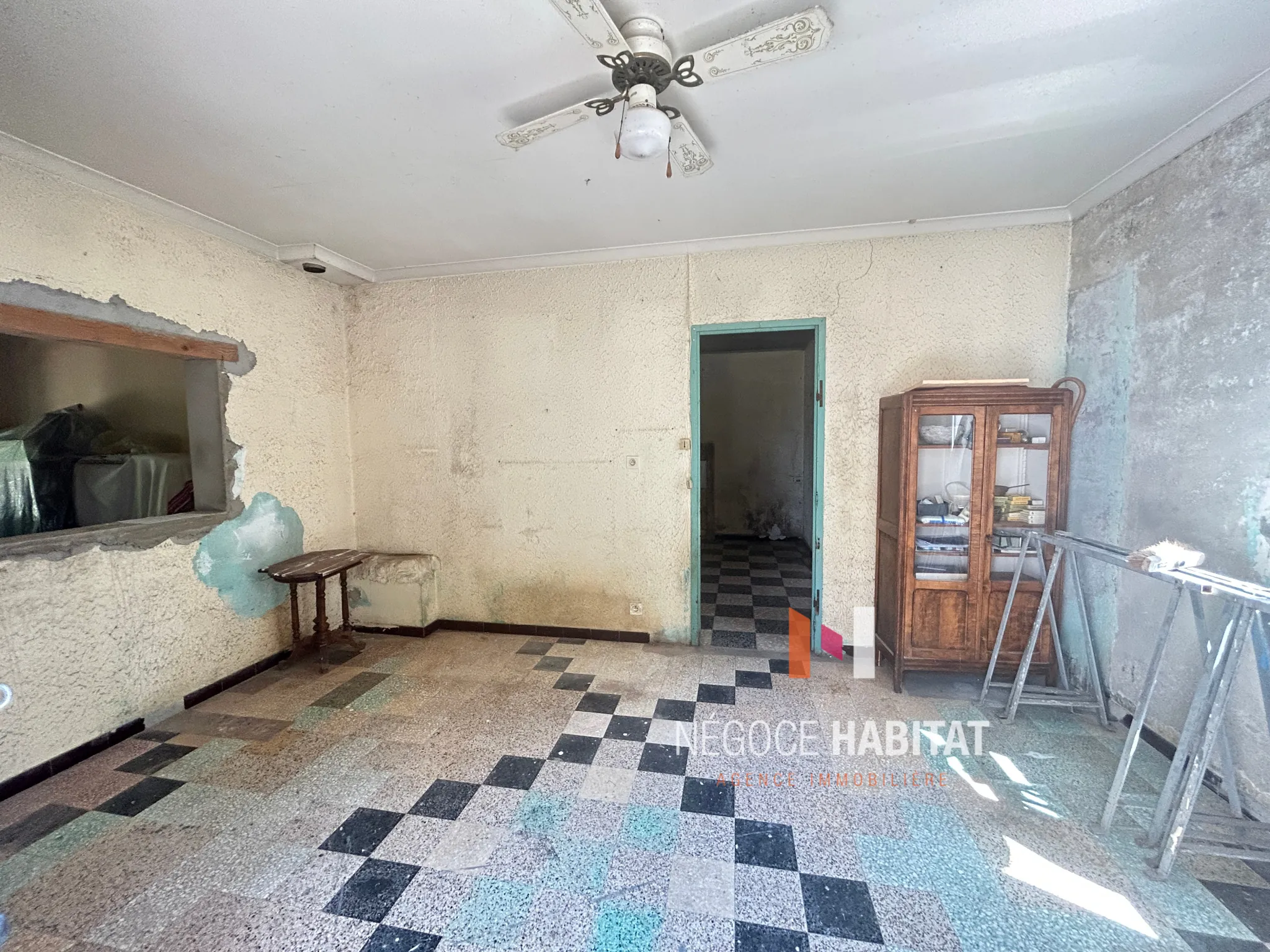 Maison à rénover avec grand potentiel à Sommières, 1443 m² de terrain 