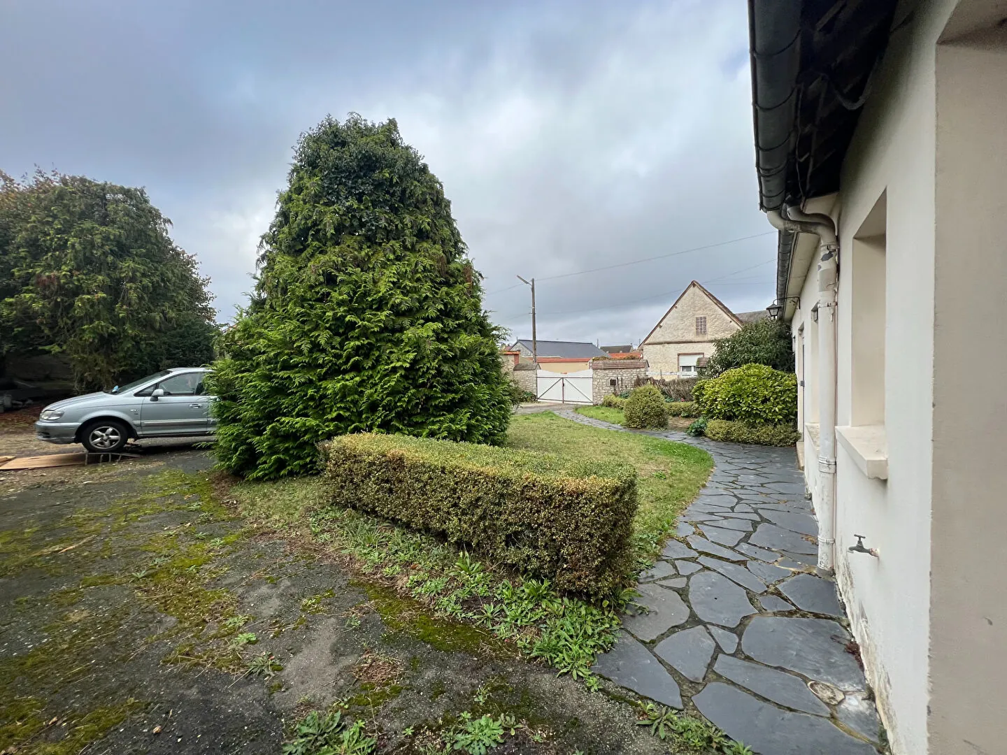 Maison à vendre à Sours - Spacieuse avec dépendances et potentiel d'aménagement 