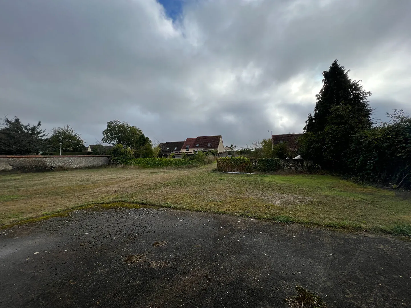 Maison à vendre à Sours - Spacieuse avec dépendances et potentiel d'aménagement 