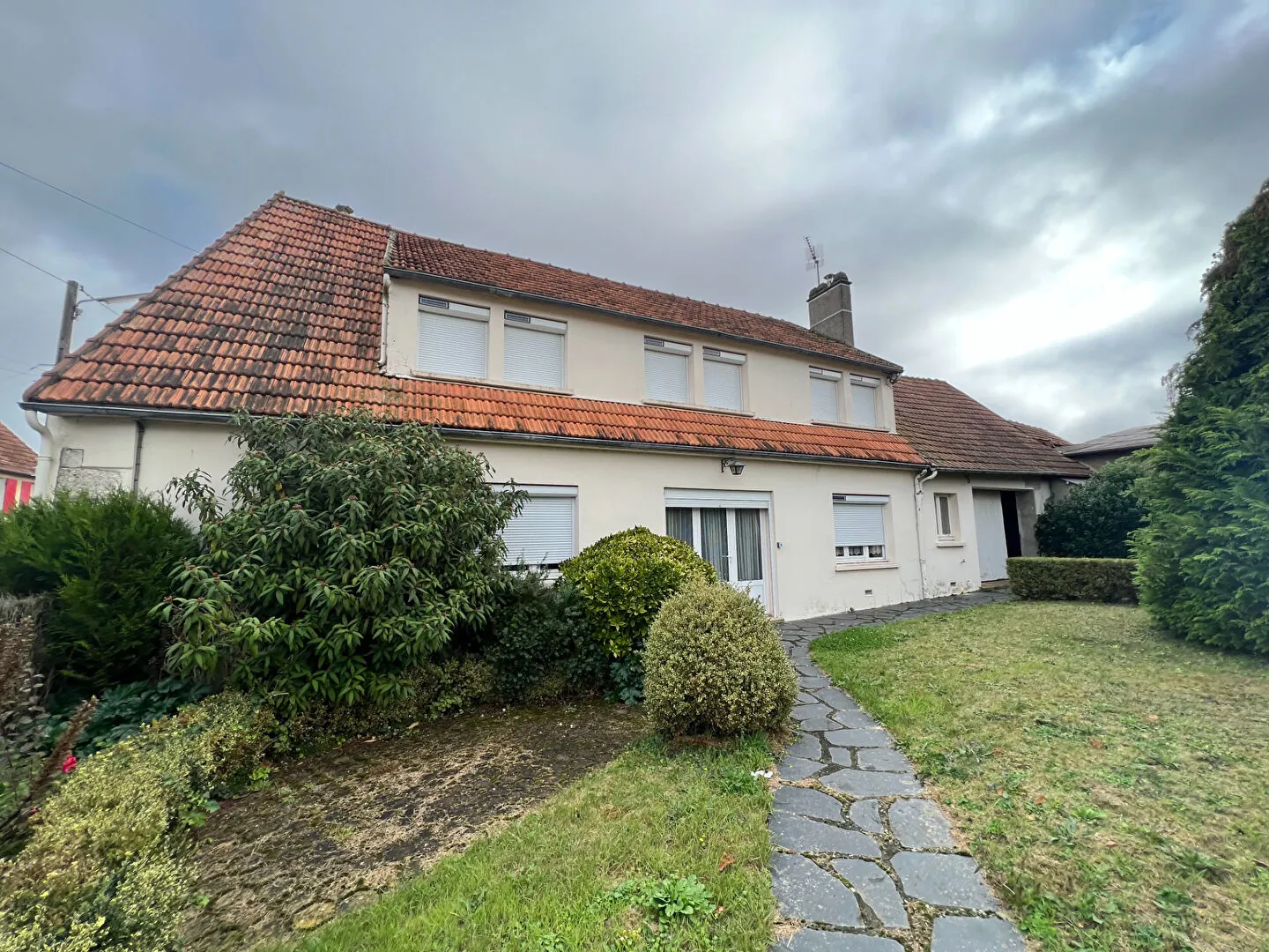 Maison à vendre à Sours - Spacieuse avec dépendances et potentiel d'aménagement