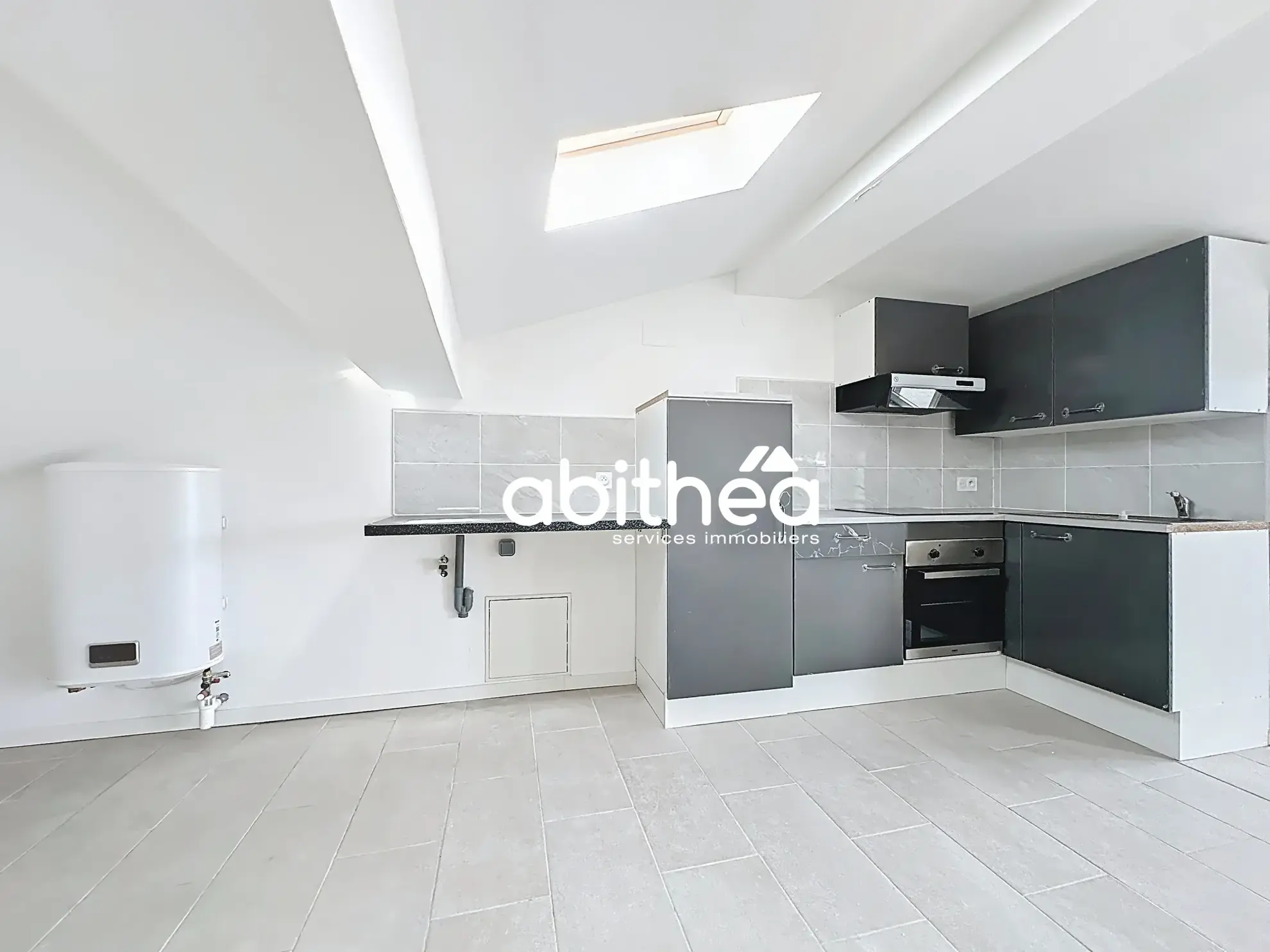 Appartement T2/T3 avec combles et terrasse à Béziers – Opportunité d'investissement 