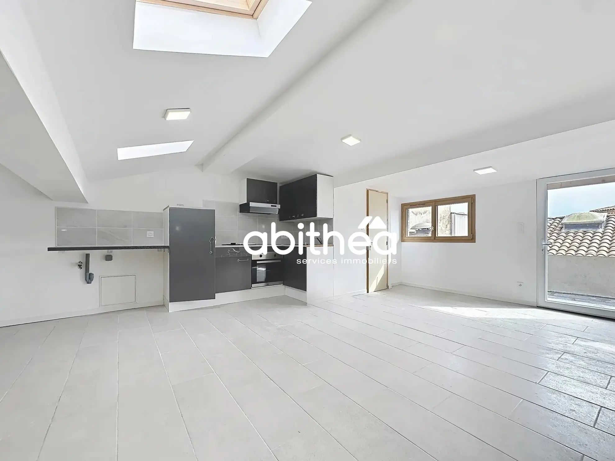 Appartement T2/T3 avec combles et terrasse à Béziers – Opportunité d'investissement 