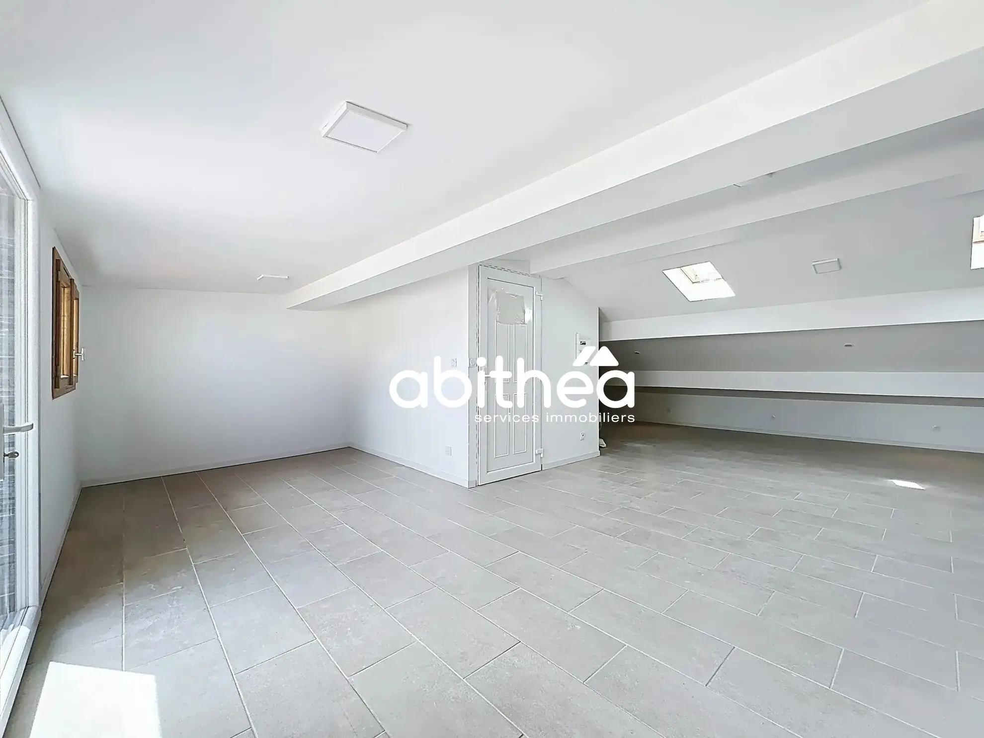 Appartement T2/T3 avec combles et terrasse à Béziers – Opportunité d'investissement 