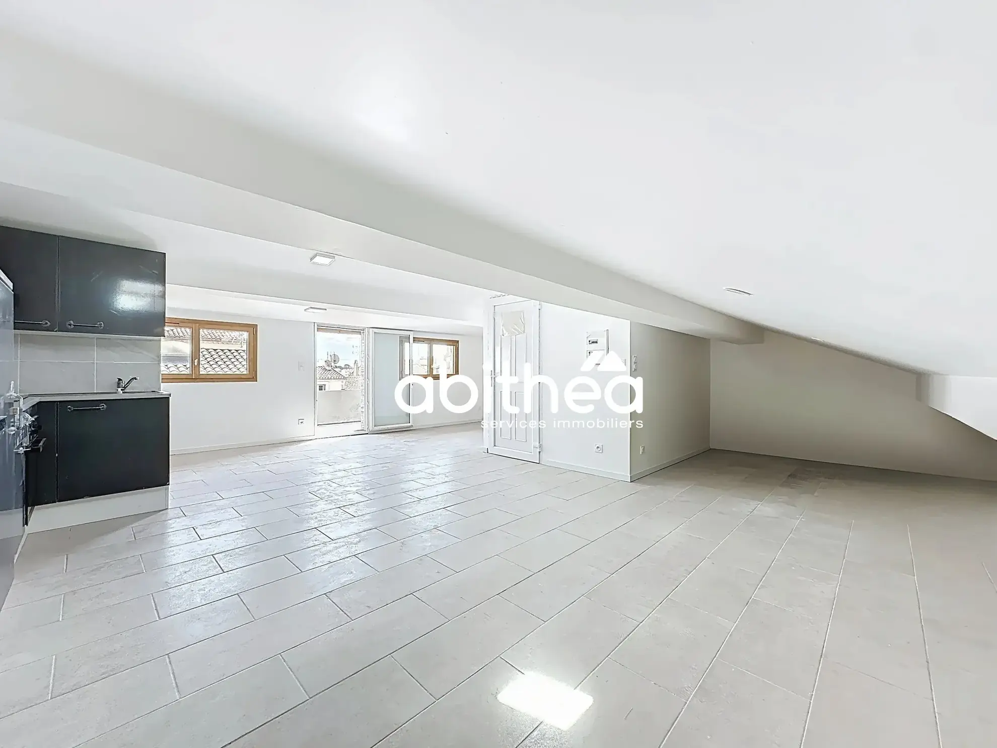 Appartement T2/T3 avec combles et terrasse à Béziers – Opportunité d'investissement 