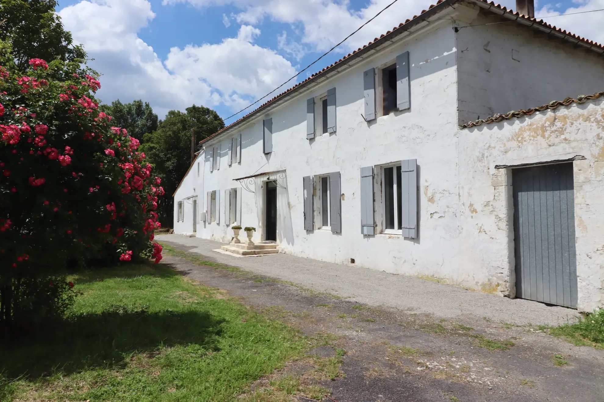 Maison de maître en pierre à Saint Ciers du Tallon à vendre, vaste terrain arboré et vue campagne