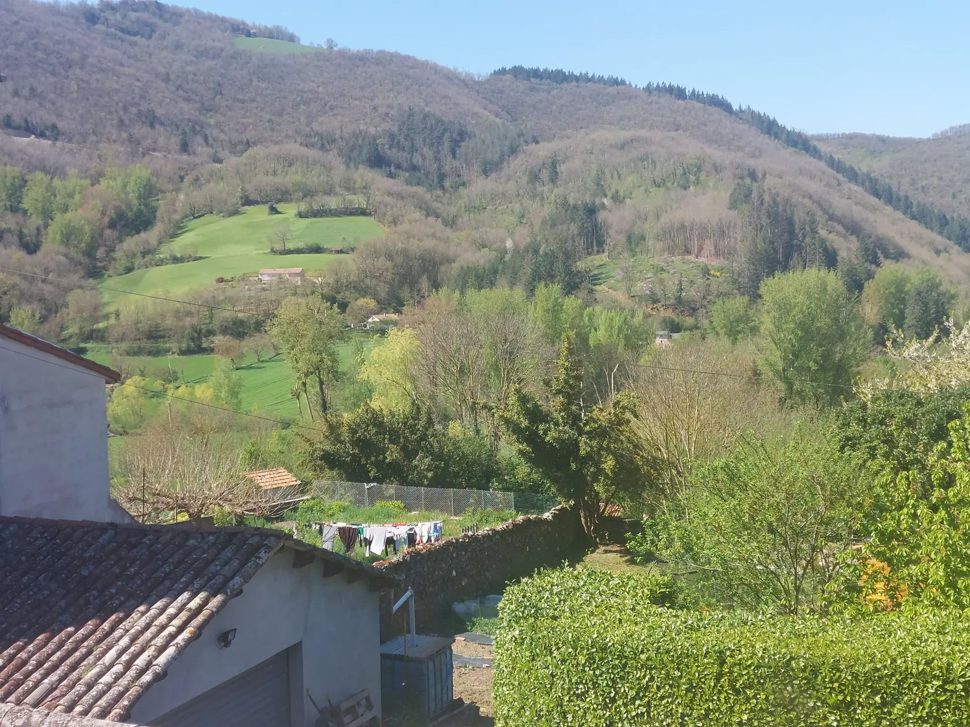 Charmante maison de village avec terrain et vue sur campagne à Fayet 