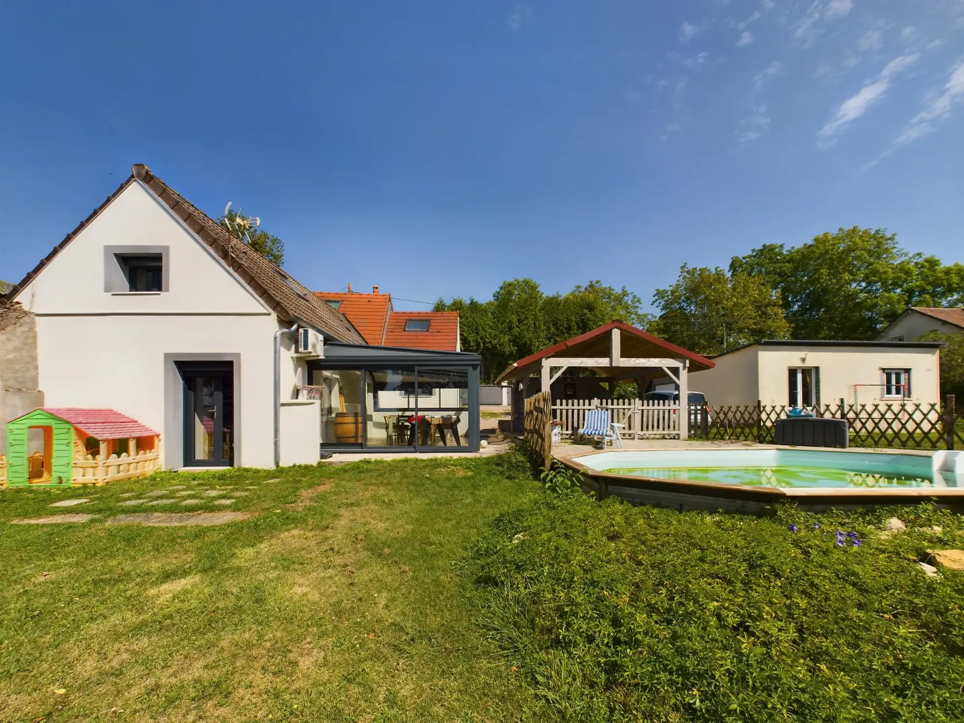 Maison de campagne rénovée avec piscine et studio indépendant à Saint-Benin-d'Azy