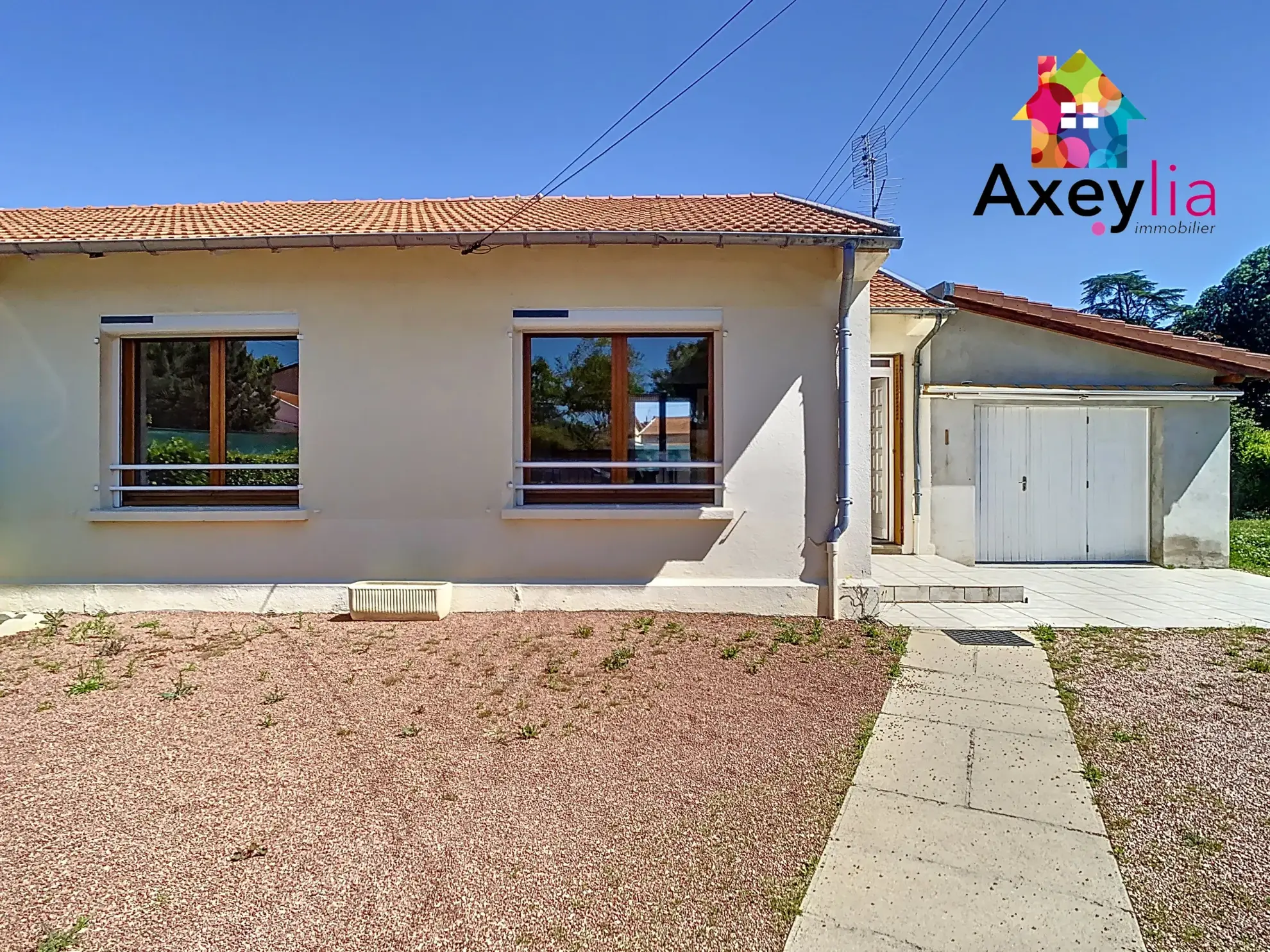 Maison de plain-pied à Roanne, 2 chambres, terrain clos 373 m², proche centre-ville 