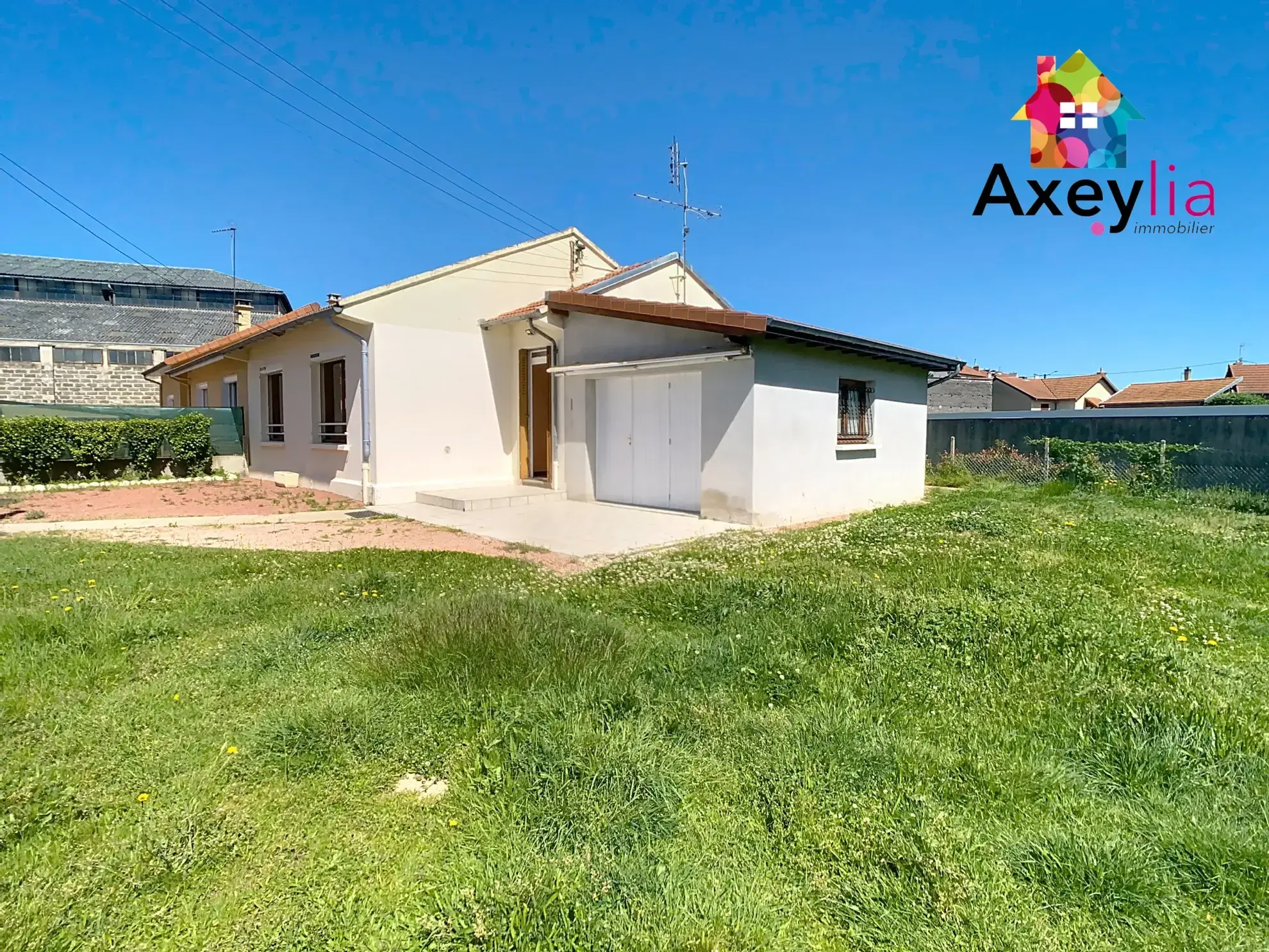 Maison de plain-pied à Roanne, 2 chambres, terrain clos 373 m², proche centre-ville 