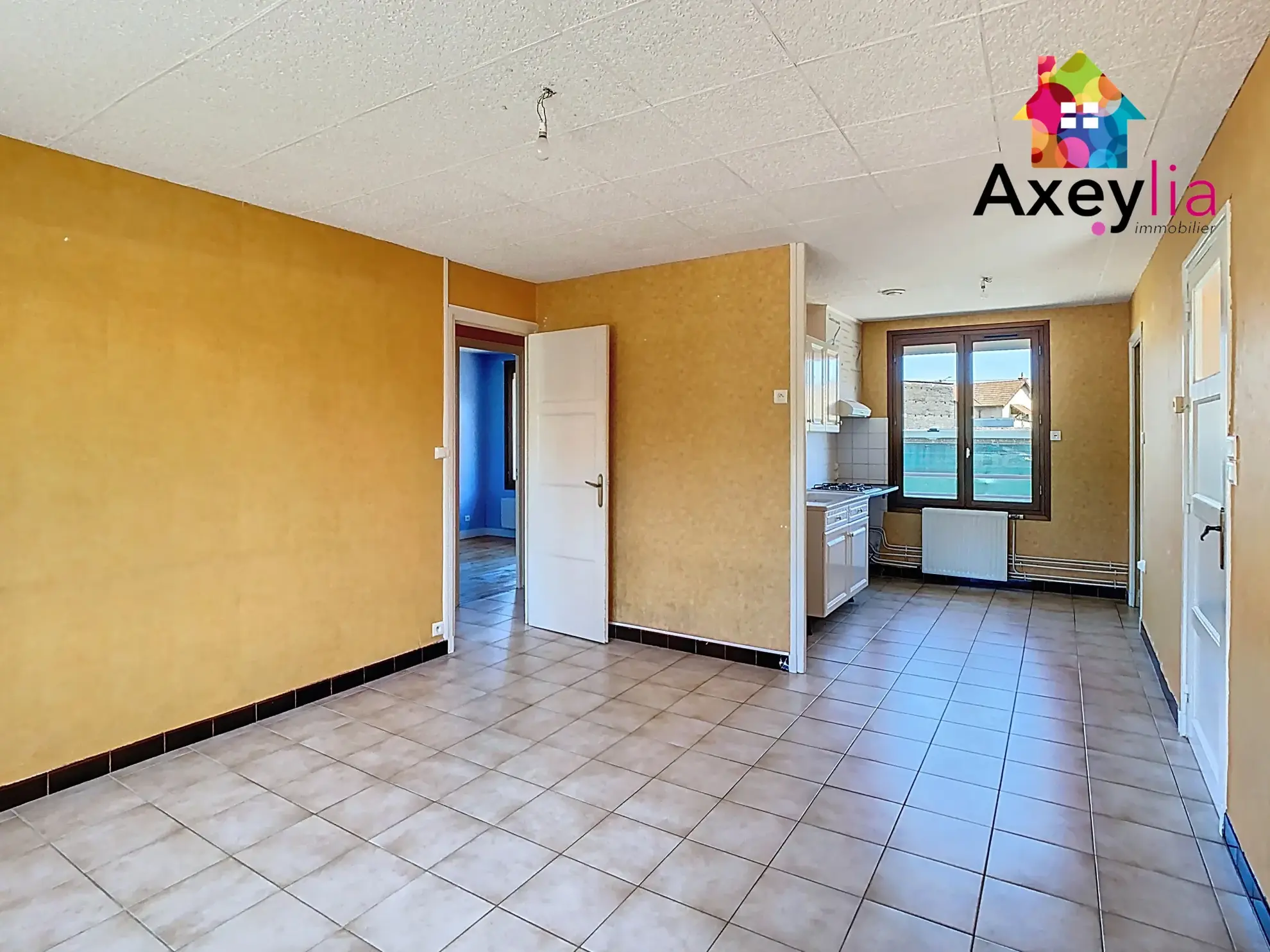 Maison de plain-pied à Roanne, 2 chambres, terrain clos 373 m², proche centre-ville 