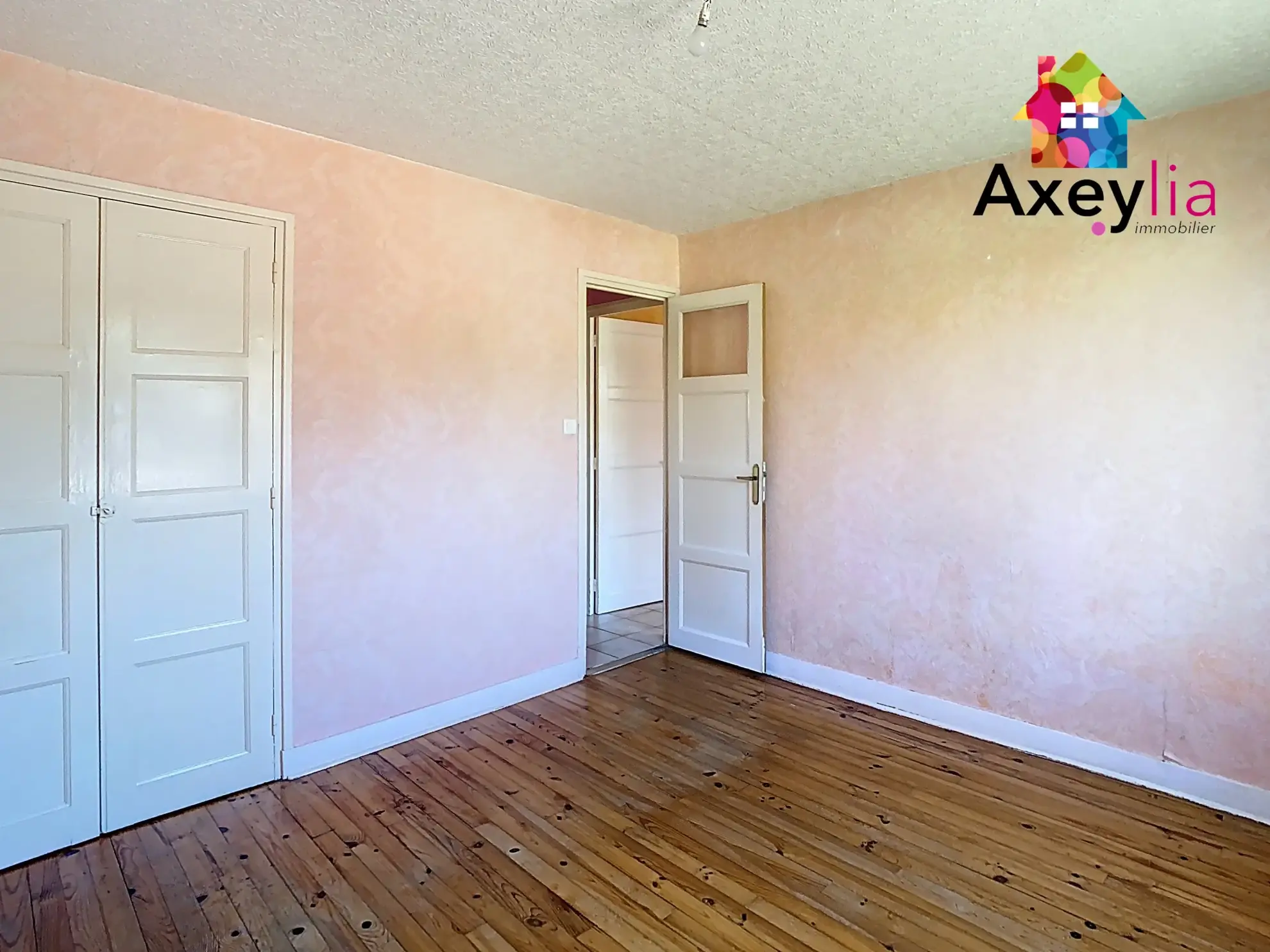 Maison de plain-pied à Roanne, 2 chambres, terrain clos 373 m², proche centre-ville 