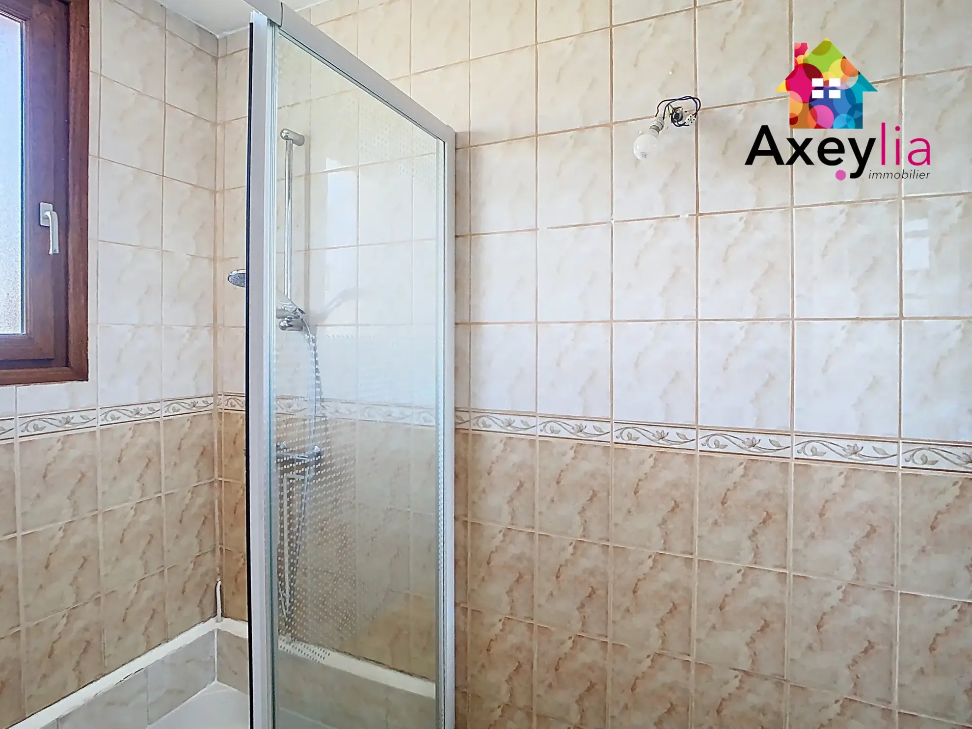 Maison de plain-pied à Roanne, 2 chambres, terrain clos 373 m², proche centre-ville 