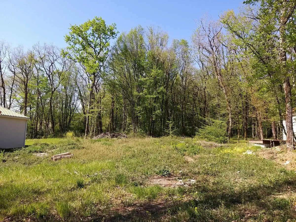 Terrain constructible de 869 m² à Pranzac, environnement paisible et harmonie architecturale garantie